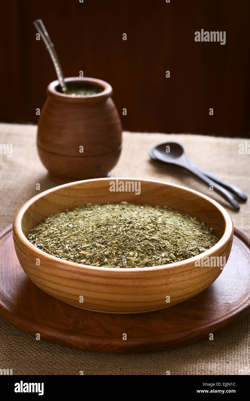 https://c8.alamy.com/comp/EJJN1C/south-american-yerba-mate-mate-tea-dried-leaves-in-wooden-bowl-with-EJJN1C.jpg