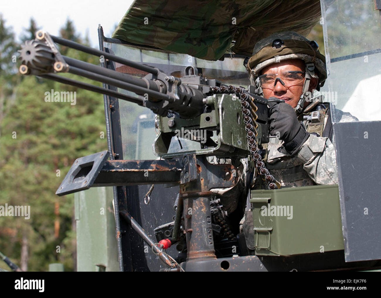 A Soldier from the 173rd Airborne Brigade Combat Team runs through STX ...