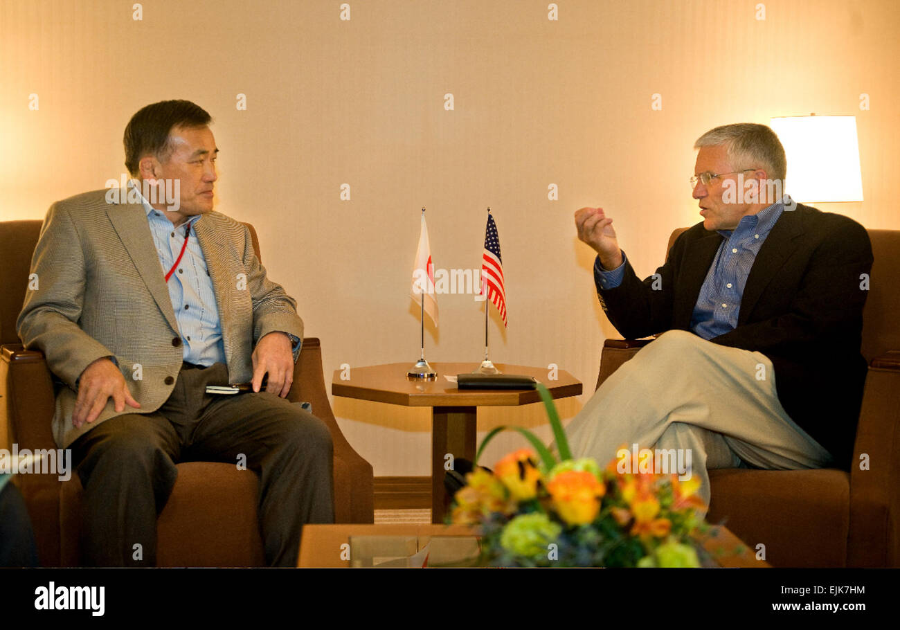 Chief of Staff of the Army, Gen. George W. Casey Jr.,  meets with Japan's Ground Self-Defense Force Chief of Staff, Gen. Yoshifumi Hibako, during the 6th annual Pacific Chiefs Conference in Tokyo, Japan.         Senior Army leaders from 26 nations gather in Tokyo to discuss security, cooperation  /-news/2009/08/24/26465-senior-army-leaders-from-26-nations-gather-in-tokyo-to-discuss-security-cooperation/ Stock Photo