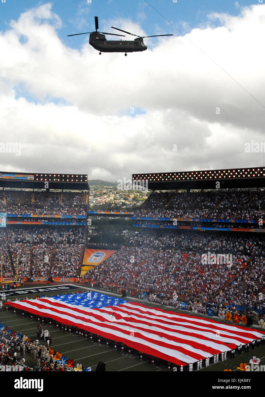 A Hawaii Army National Guard CH-47 Chinook helicopter flies above Aloha Stadium during the national anthem during pre-game ceremonies for the 2008 NFL Pro Bowl in Honolulu, Hawaii, Feb. 10, 2008. The annual event, which features all-star players from the National Football Conference and the American Football Conference, has been held at Aloha Stadium for 29 consecutive years.  Mass Communication Specialist 2nd Class Michael Hight Stock Photo