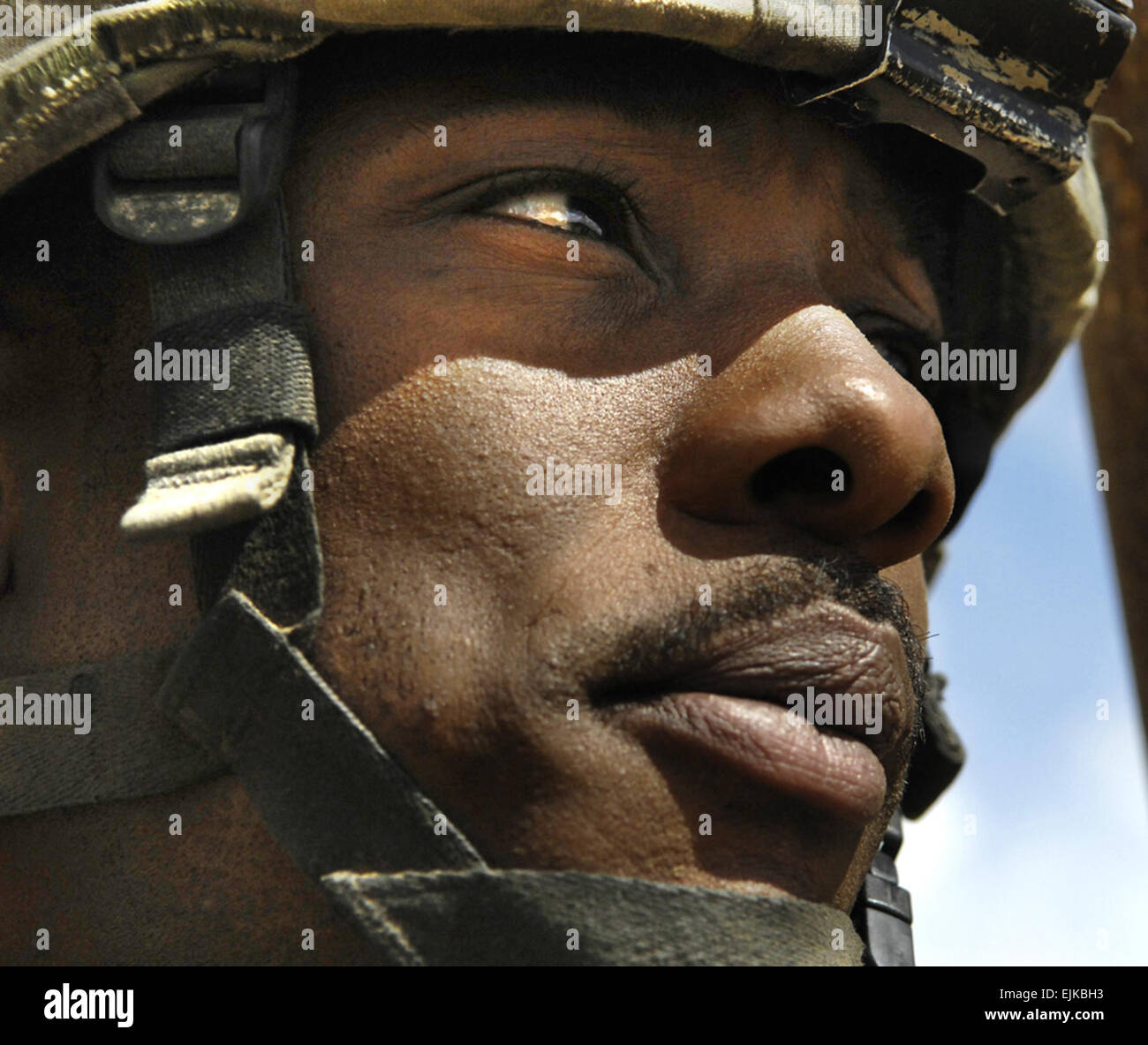 U.S. Army Sgt. Antwon Monroe searches homes for weapons and insurgents during an operation in Arab Jabbar, Iraq, March 16, 2007. Monroe is from Charlie Company, 1st Battalion, 12th Cavalry Regiment, Fort Hood, Texas.  Staff Sgt. JoAnn S. Makinano Stock Photo
