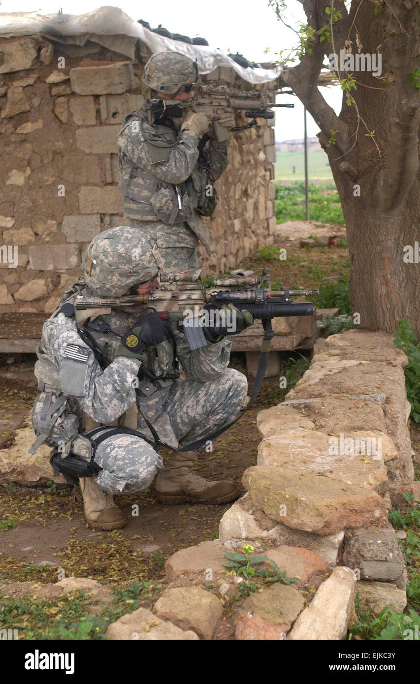 U.S. Army Sgt. Daniel Salazar and Spc Tommy Banks scan for enemy snipers at the Nineveh ancient ruins in Mosul, Iraq, April 4, 2007. The Soldiers are with 2nd Battalion, 7th Cavalry Regiment, 4th Brigade Combat Team, 1st Cavalry Division.  Staff Sgt. Vanessa Valentine Stock Photo