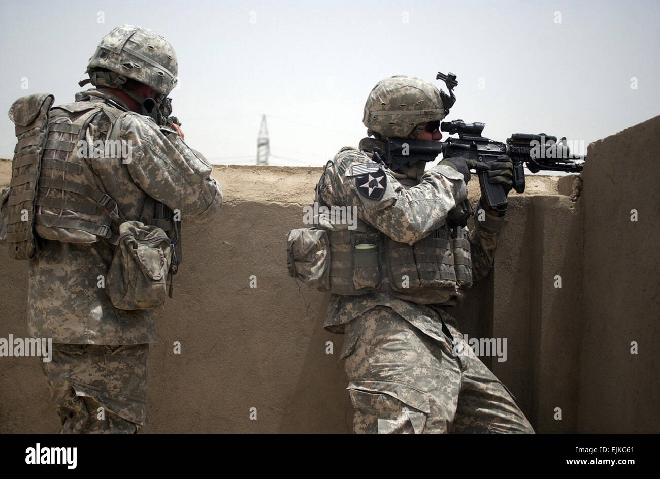 U.S. Army Sgts. Matthew Caulifield and Andrew Britt look for insurgents during a firefight in Rashid, Iraq, June 2, 2007. Both men are with Alpha Company, 2nd Battalion, 3rd Infantry Regiment, out of Fort Lewis, Wash.  Spc. Elisha Dawkins Stock Photo