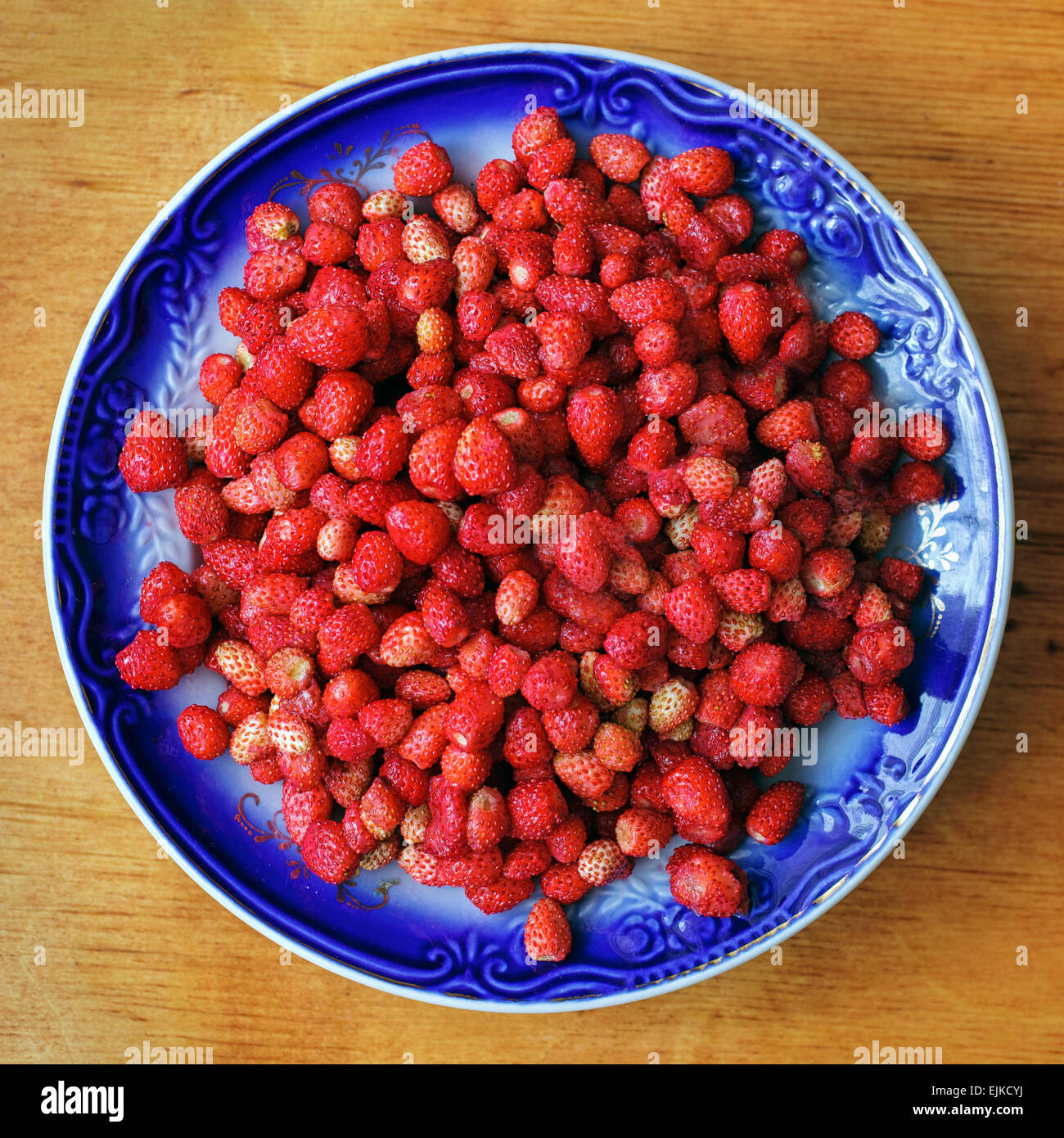 ripe wild strawberries Stock Photo - Alamy