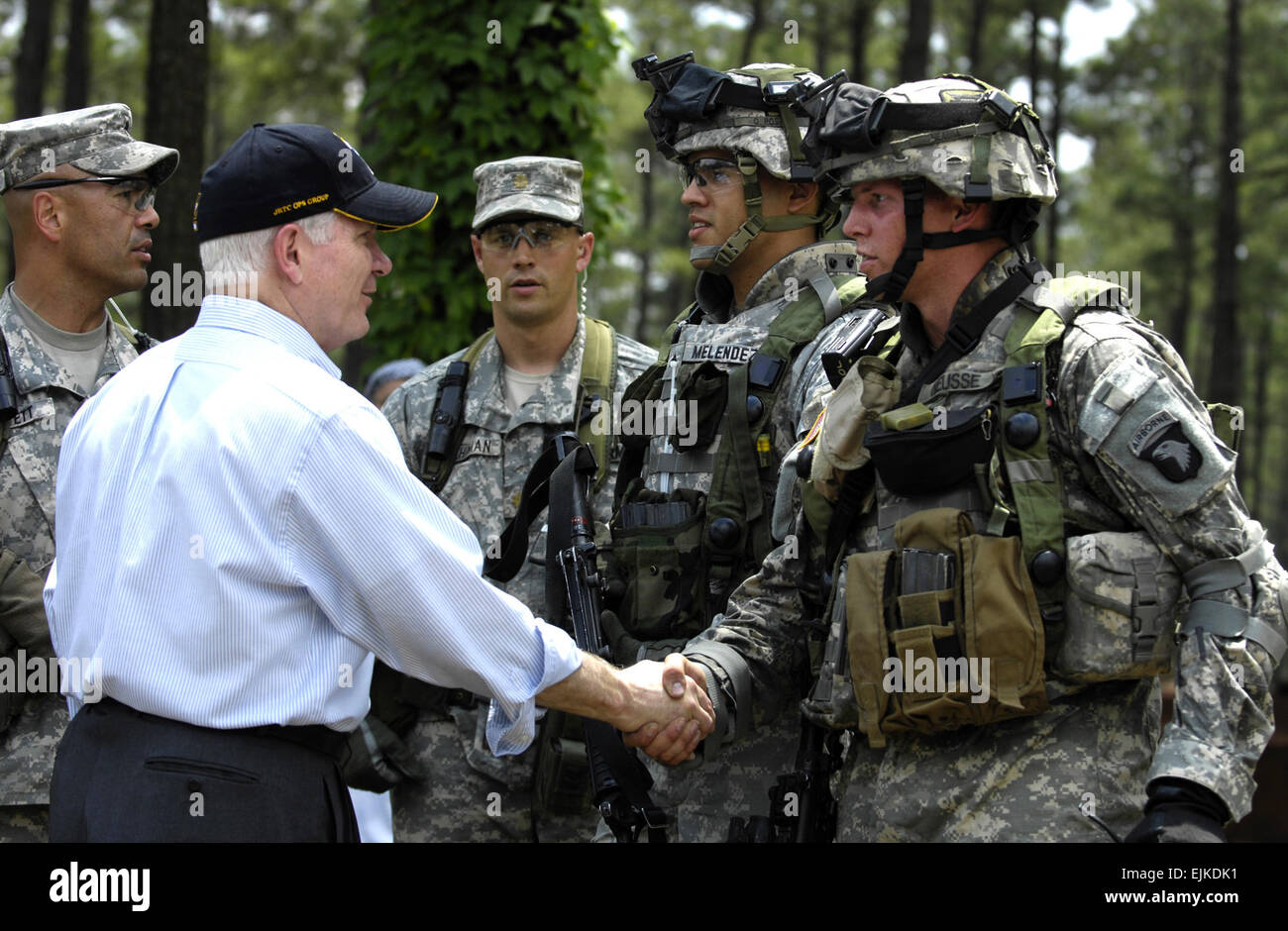 Secretary of Defense Robert M. Gates meets with troops after observing their field training at the Joint Readiness Training Center at Fort Polk, La., May 4, 2007.  The training is designed to prepare troops for situations they may encounter while deployed.   Cherie A. Thurlby. Stock Photo