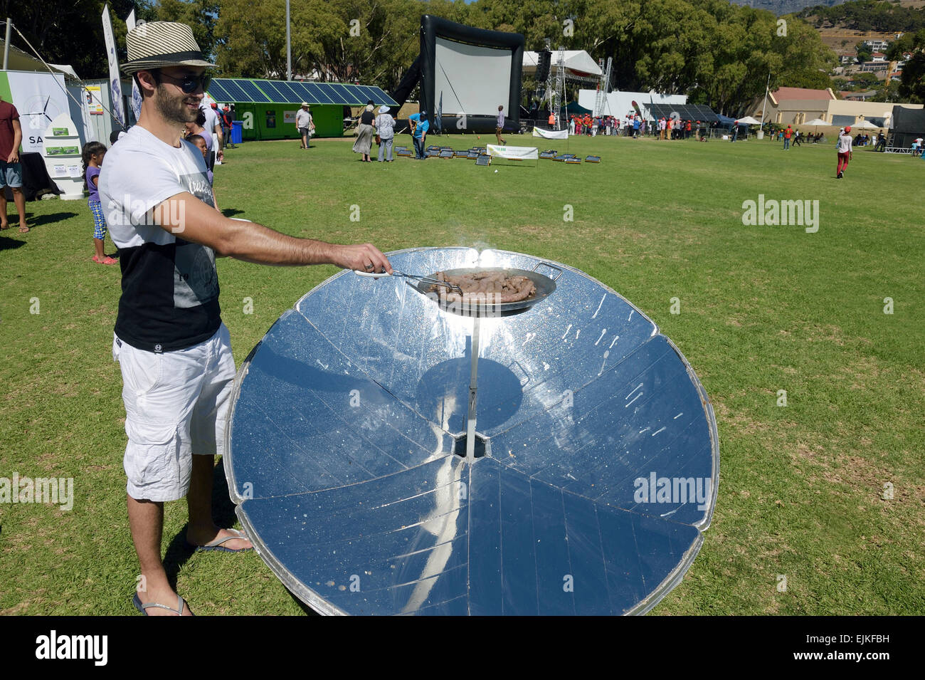 Parabolic solar cooker - Stock Image - T152/0565 - Science Photo