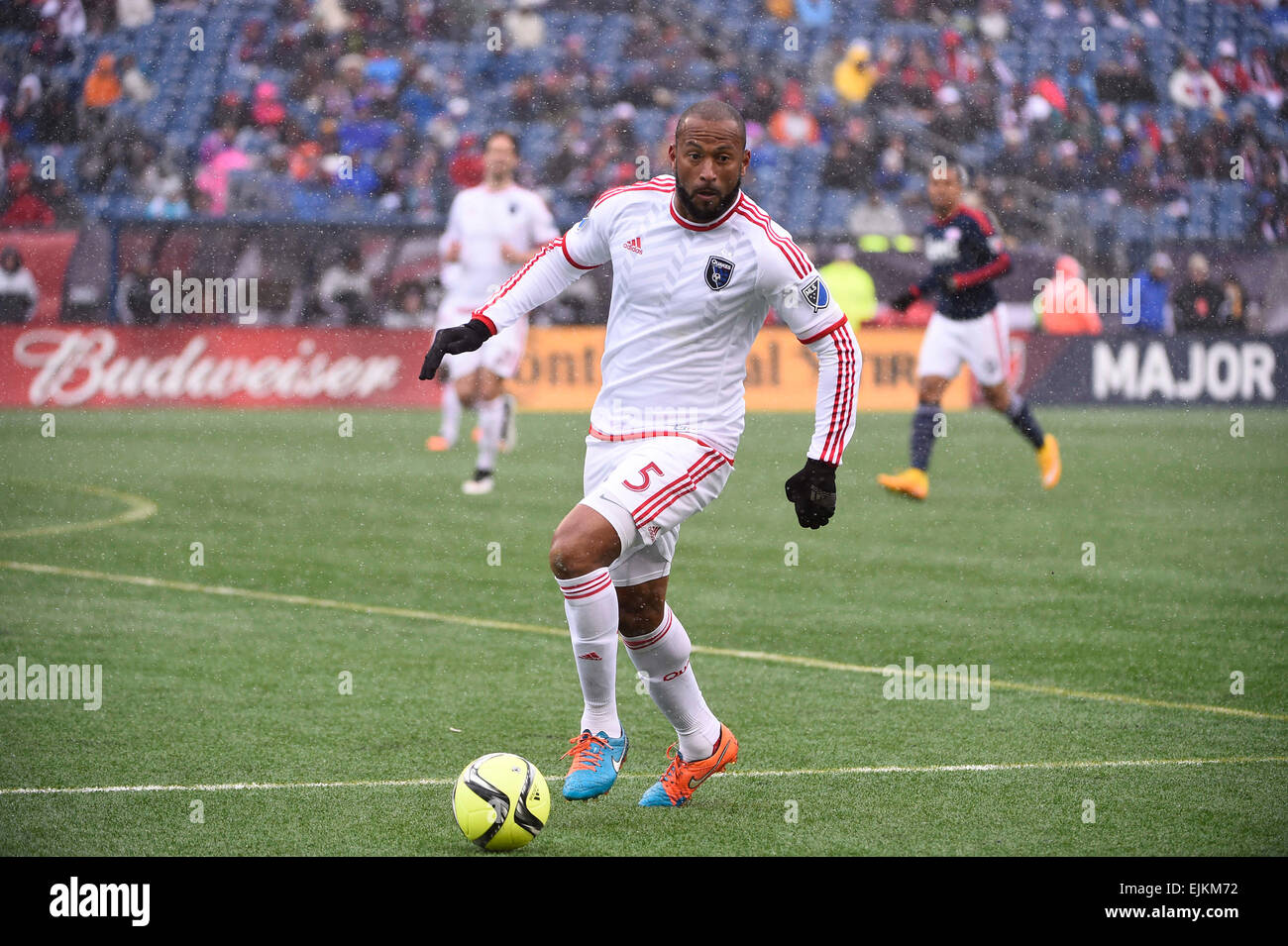 Foxborough, Massachusetts, USA. 28th Mar, 2015. San Jose Earthquakes defender Victor Bernardez (5) in game action during the MLS game between the San Jose Earthquakes and the New England Revolution held at Gillette Stadium in Foxborough Massachusetts. New England defeated San Jose 2-1. Eric Canha/CSM/Alamy Live News Stock Photo