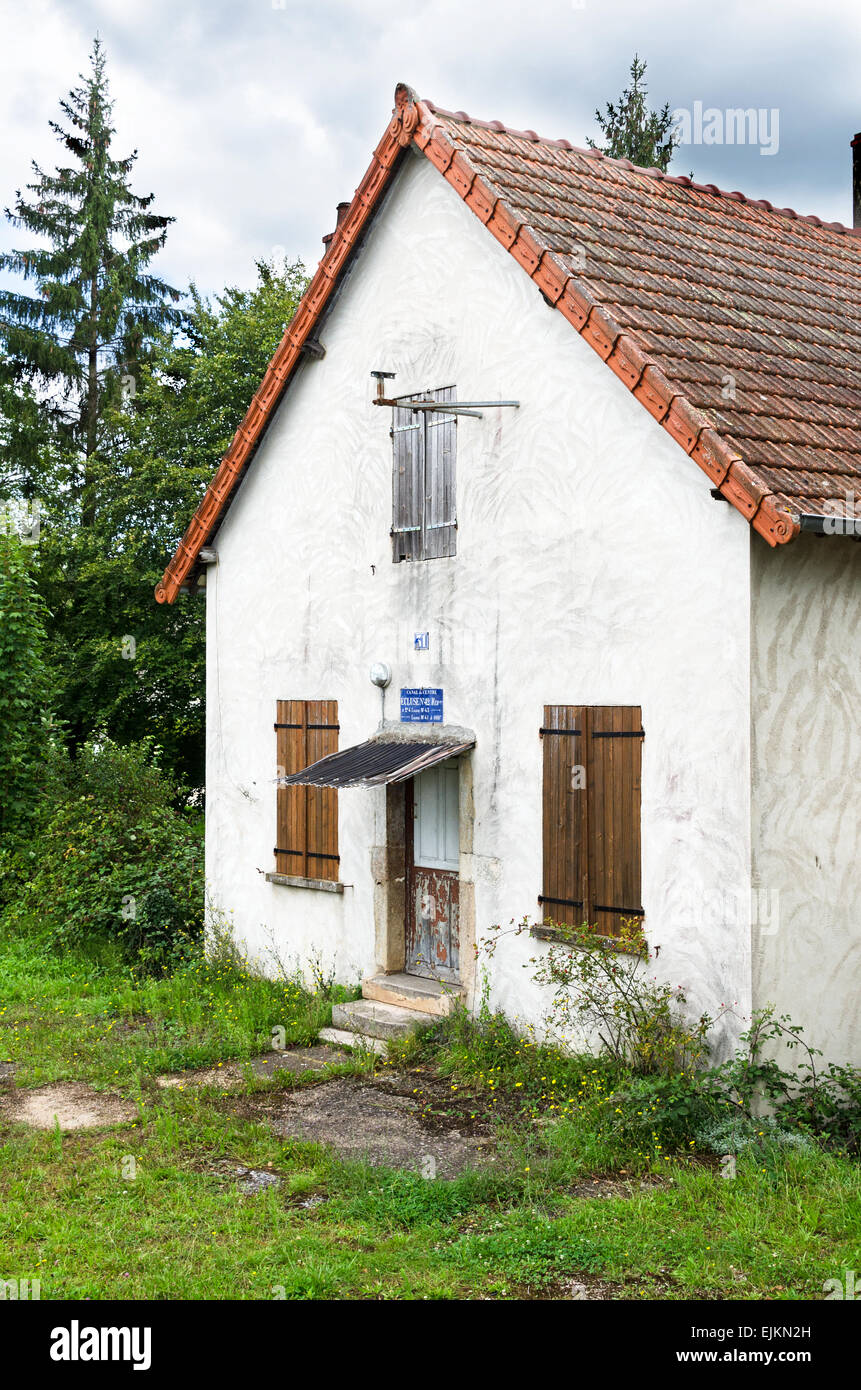 Abandoned lock keeper's cottage at Lock No.42 on the Canal du Centre, Burgundy, France. Stock Photo