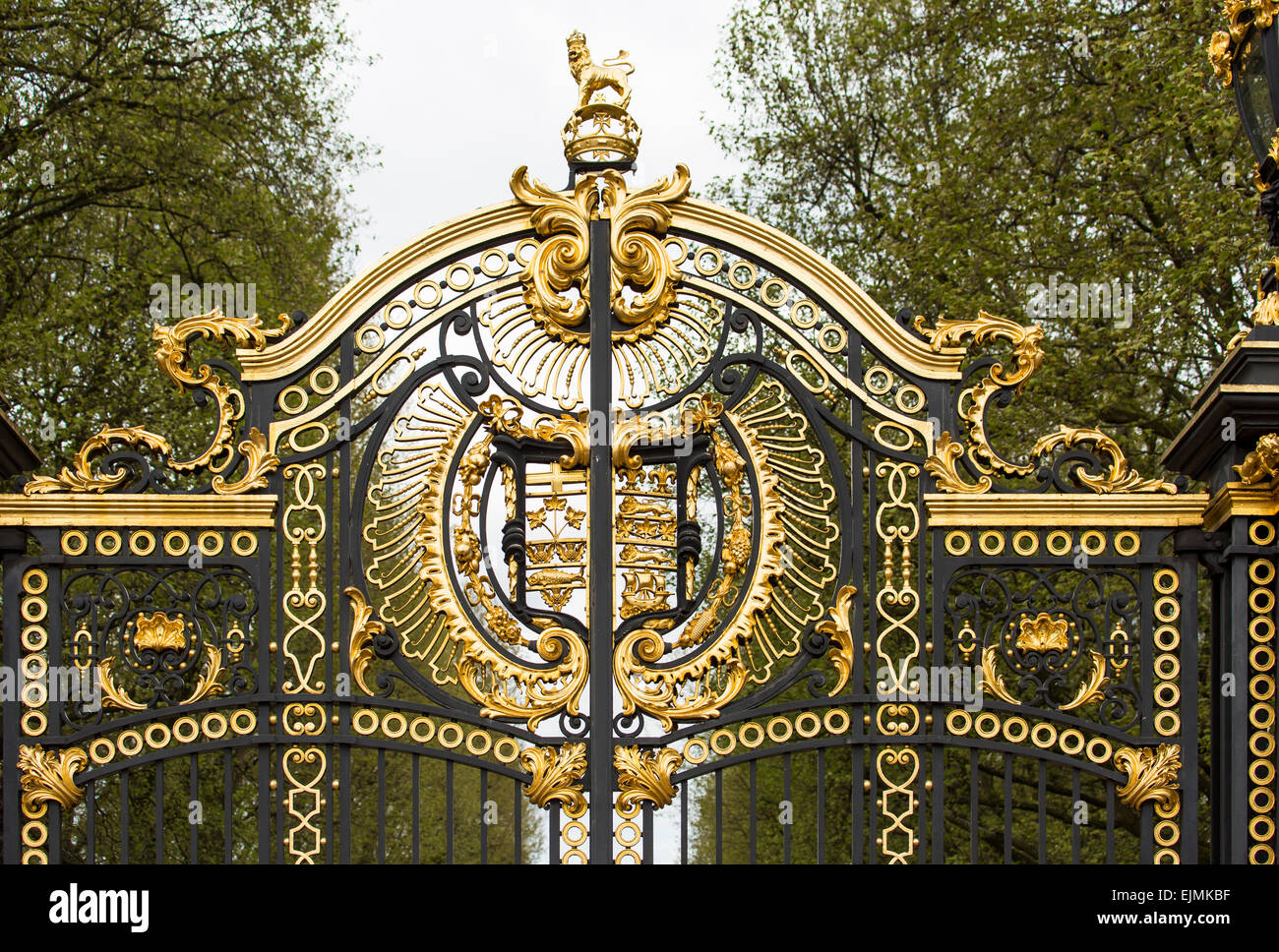 Gilded wrought iron outside Buckingham Palace, London Stock Photo