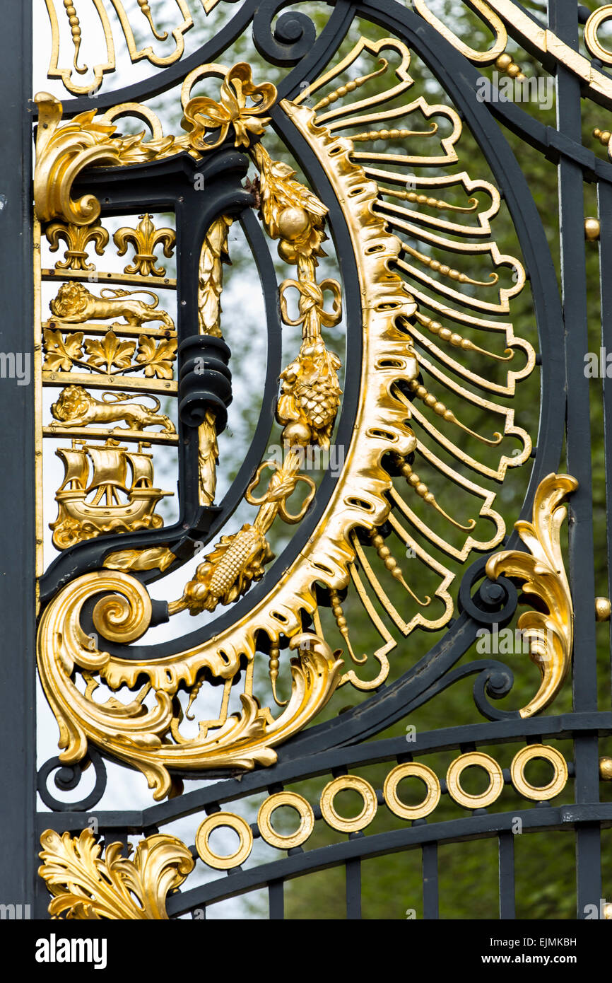 Gilded wrought iron outside Buckingham Palace, London Stock Photo