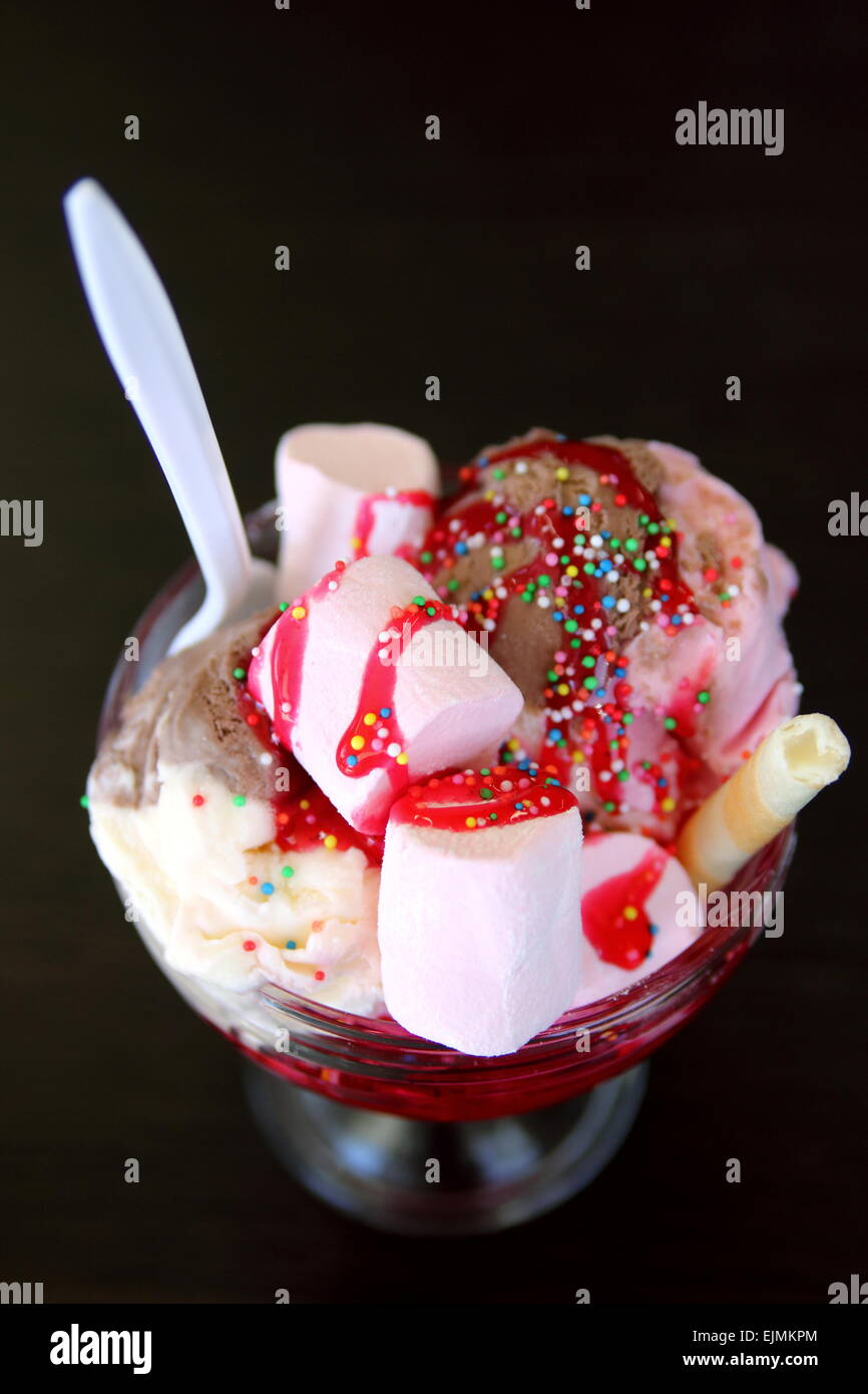 https://c8.alamy.com/comp/EJMKPM/marshmallows-and-ice-cream-with-strawberry-sauce-dessert-EJMKPM.jpg