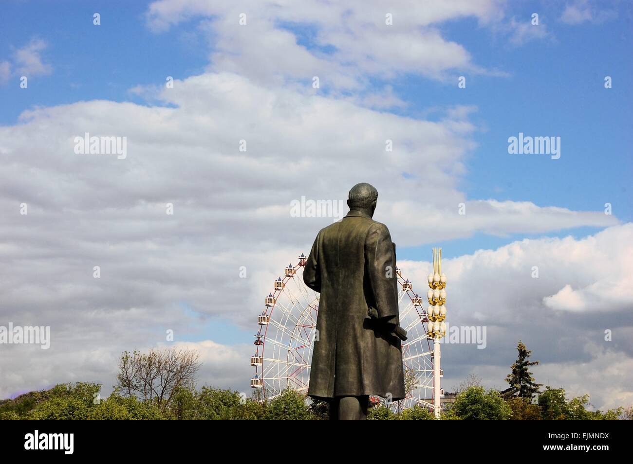 Lenin statue looking at Ferris wheel, Moscow, Russia. Stock Photo