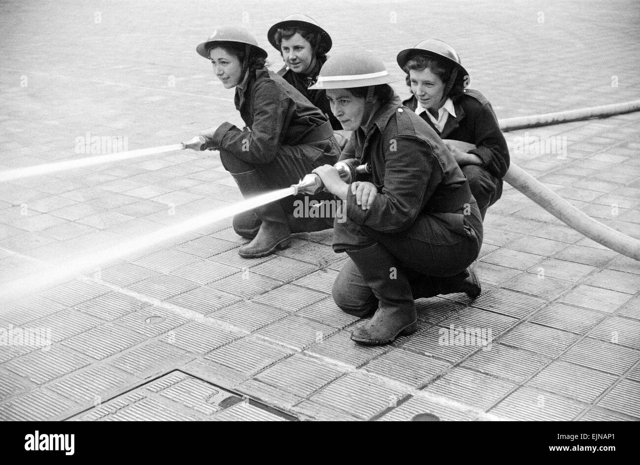 W.N.F.F - first pictures of Women's Fire Service Pump Crews - competition with the BBC Womens Crew at HQ London Fire Force, 17 June 1942 Stock Photo