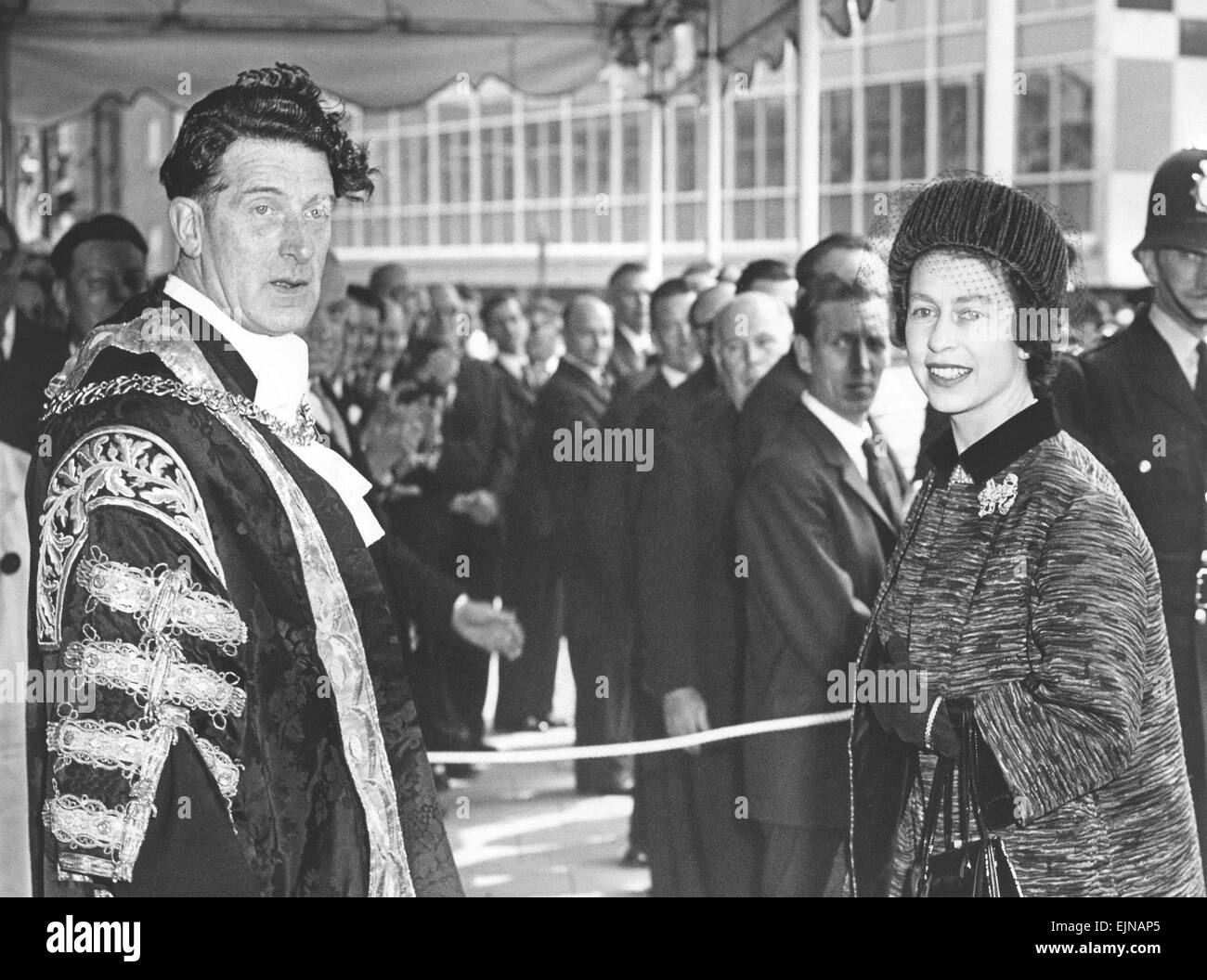 Queen Elizabeth II's visit to Coventry for the consecration of the new cathedral. She is seen here with the Lord Mayor, Alderman Arthur Waugh, at Coventry Railway station. 25th May 1962 Stock Photo