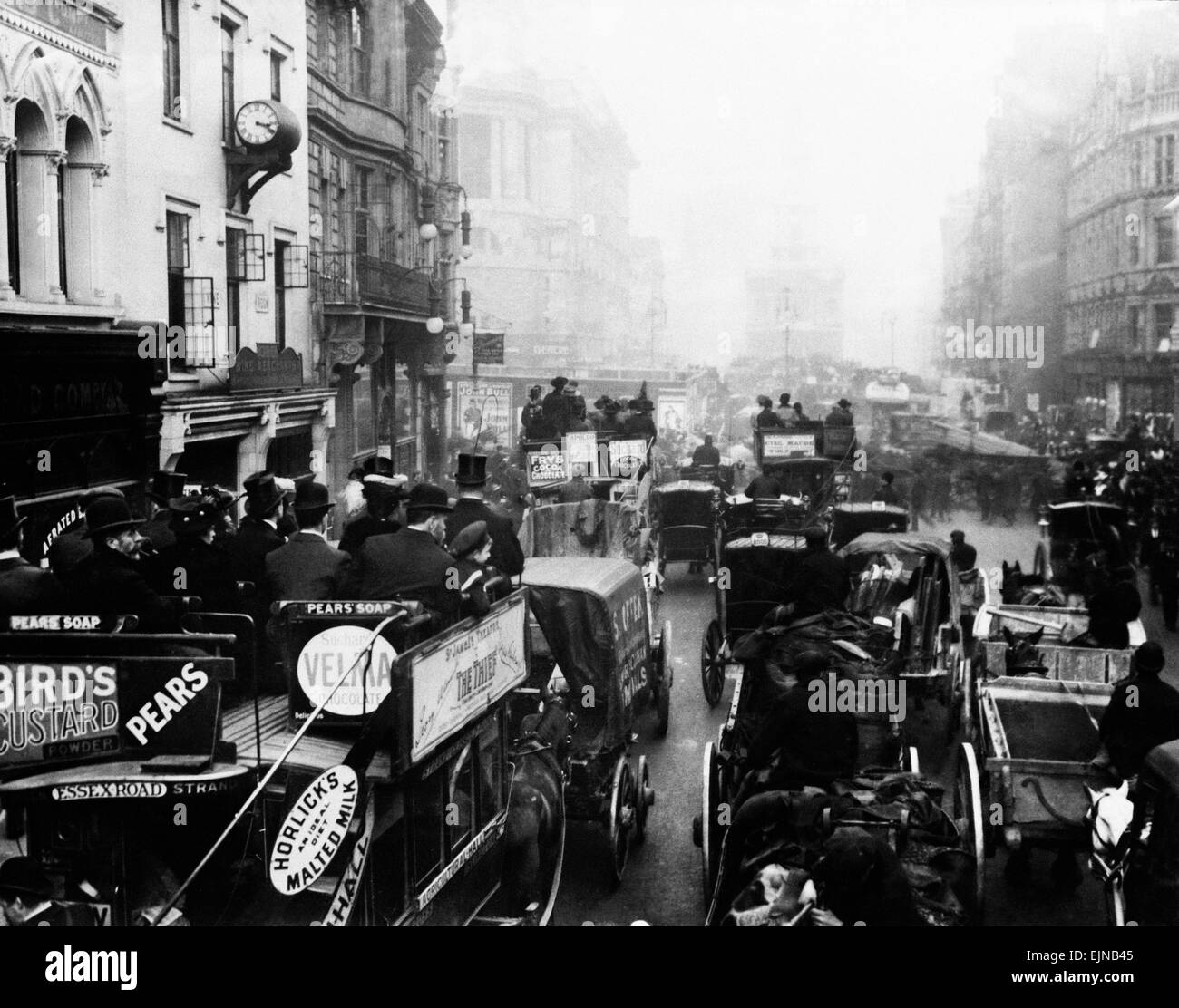 Horse drawn carriages and buses shown in congestion at The Strand, London, November 1908 Stock Photo