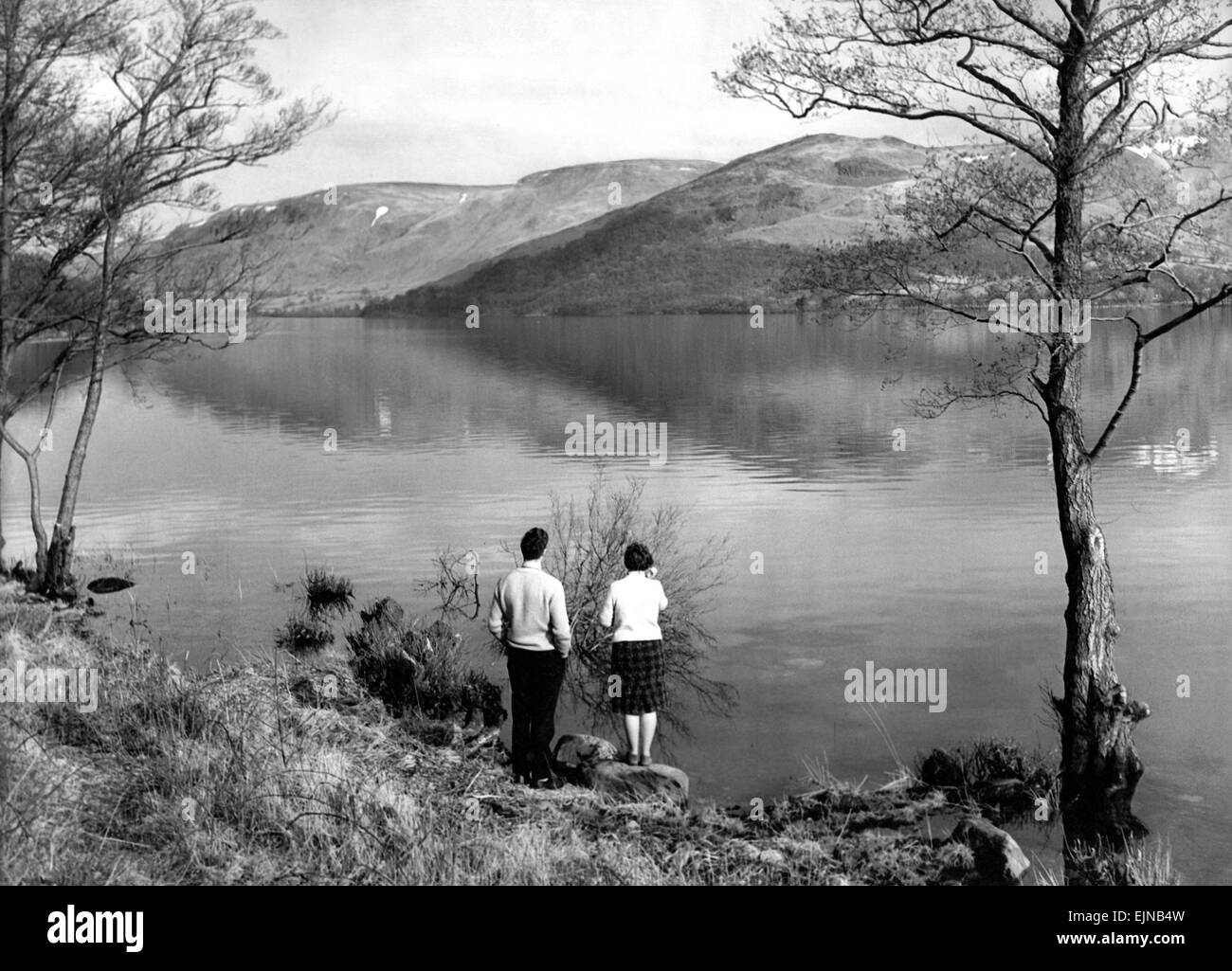 Lake District - A couple stand at the waters edge at Ullswater 19 March 1963 Stock Photo