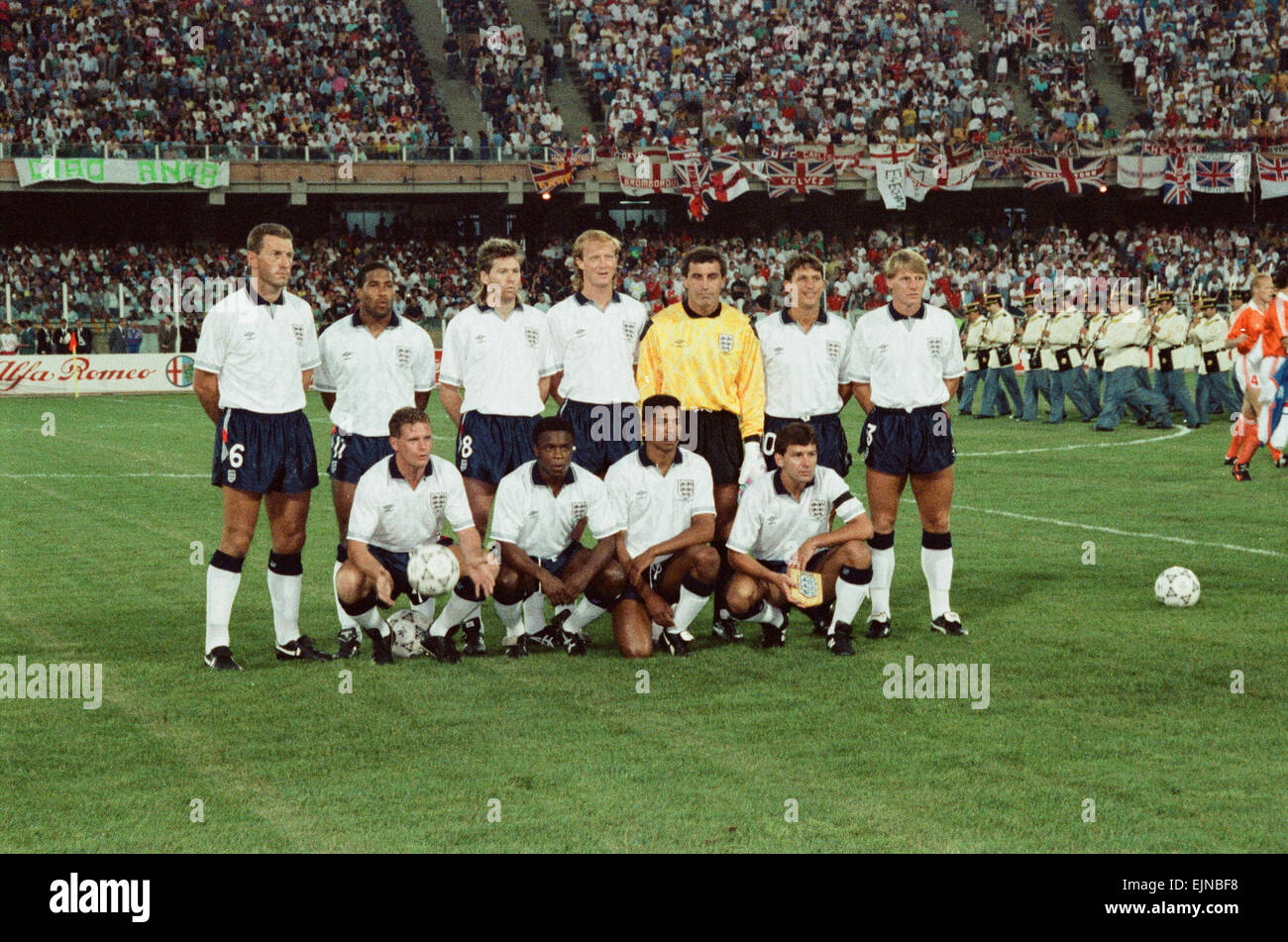 1990 World Cup First Round Group F match in Cagliari, Italy. England 0 v Holland 0. The England team line up before the match. They are back row left to right: Terry Butcher, John Barnes, Chris Waddle, Mark Wright, Peter Shilton, Gary Lineker and Stuart Pearce. Front row: Paul Gascoigne, Paul Parker, Des Walker and Bryan Robson. 16th June 1990. Stock Photo