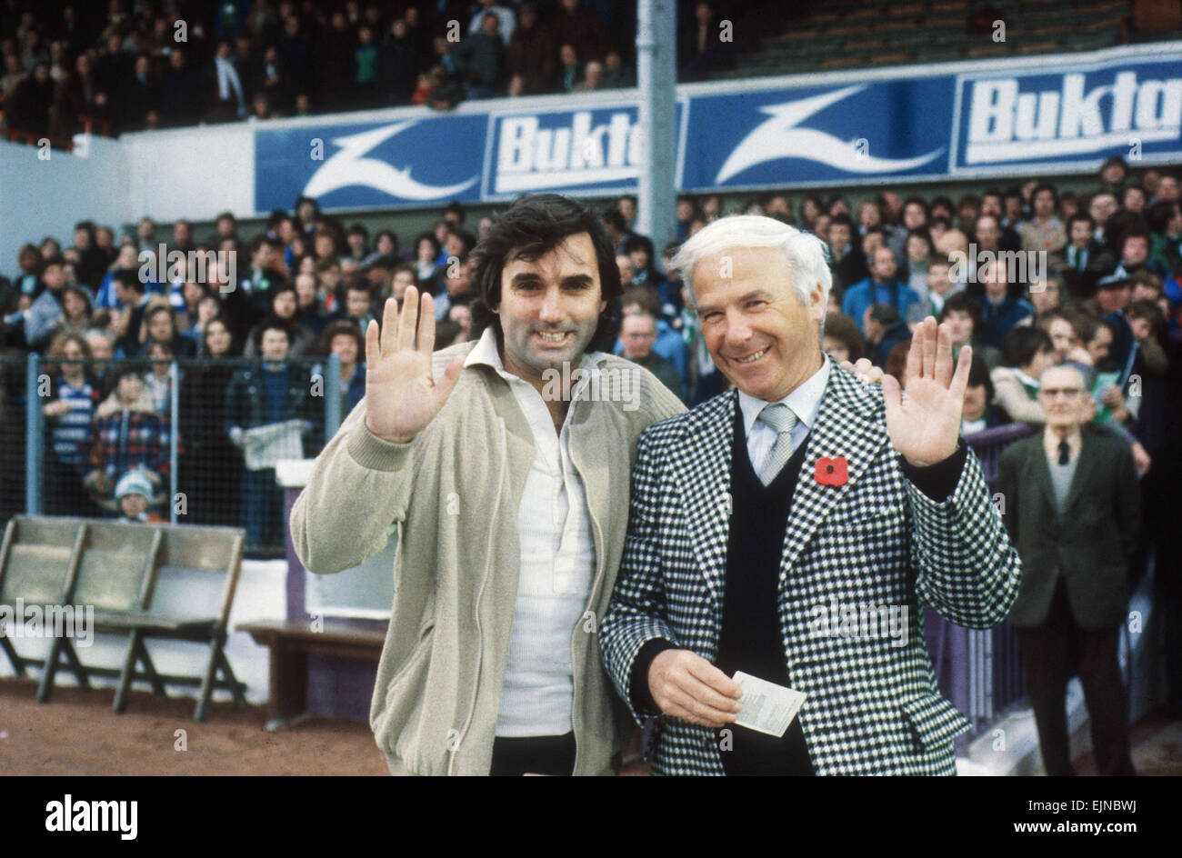 Hibernian footballer George Best photographed with former Hibs Famous Five centre forward Lawrie Reilly at Easter Road. November 1979. Stock Photo