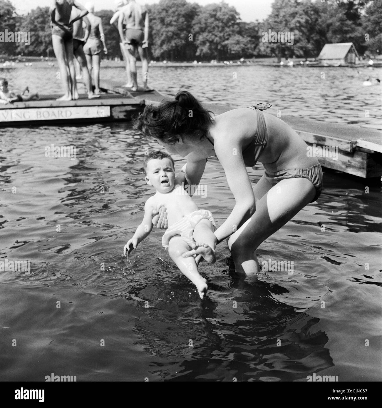 People Sunbathing In A Heatwave At The Serpentine Lido Hyde Park London 29th July 1958 Stock 