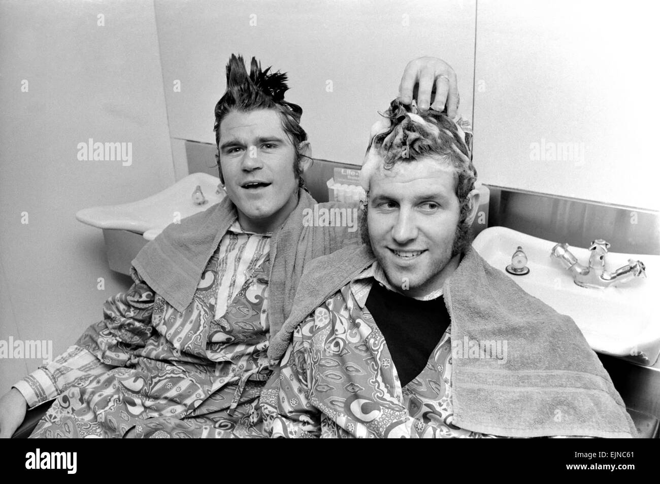 Football fan Vidal Sassoon made a solemn promise that if Chelsea reached the final of the Football League Cup the players and their wives would all get a free hair-dofor the occasion. Chelsea are in the Final and Vidal kept this promise. Chelsea players David Webb and Peter Osgood seen getting the shampoo treatment at Vidal Sassoon's. March 1972 72-2010-006 Stock Photo