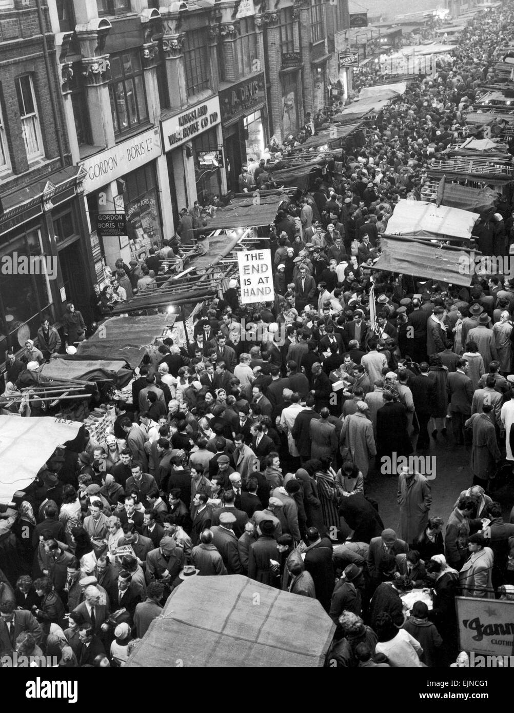 Petticoat Lane Market. Crowds milling around the market stalls in the run up to Christmas 1960, trying to pick up the odd bargain. Such a scene as this may never be seen again at Christmas time again if the plans to redevelop the market are carried out. 18th December 1960 Stock Photo
