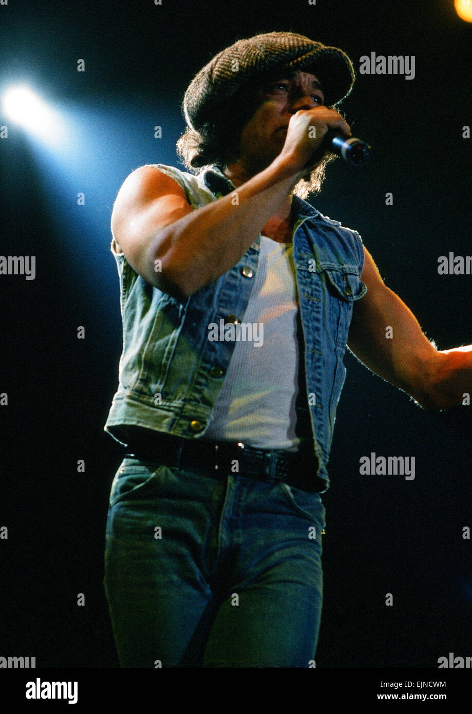 AC/DC in concert at Wembley Arena, singer Brian Johnson on stage. 16th January 1986 Stock Photo