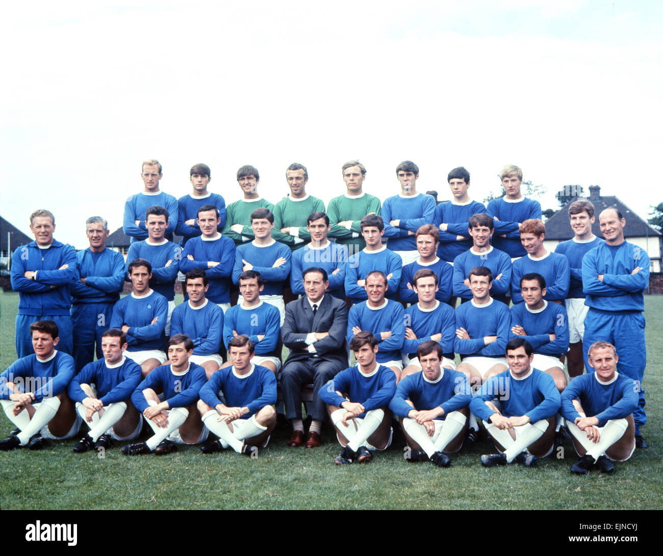 Everton squad pose for a group photograph. Back row left to right: Sandy Brown, Harry Bennett, Andy Rankin, Geoff Barnett, Gordon West, Roger Kenyon, Frank Thornton and Terry Owen. Third Row: T Eggleston, T Watson (trainer), Fred Pickering, Frank Darcy, Derek Smith, John Hurst, Jimmy Husband, Bill Brindle, Howard Kendall, Alan Ball, Joe Royle and A Proudler (trainer). Second row: Derek Temple, Alex Scott, John Morrisey, manager Harry Catterick, Ray Wilson, Colin Harvey, Tommy Wright and Mike Trebilcock. Front row: Brian Labone, Aiden Maher, David Turner, Alex Wallace, Arthur Styles, Gerard Gl Stock Photo