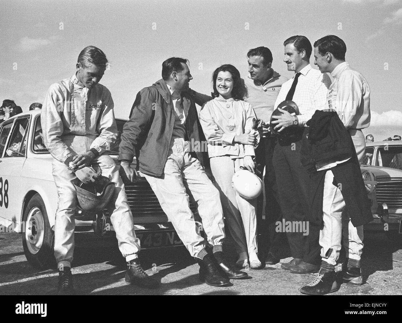 Pictured before the start of the Molyslip trophy race at Snetterton, Christabel Carlisle is seen here with some of the world's best male drivers. Left to right; Tony Maggs, Jack Brabham, Christable Carlisle, Roy Salvadoi, Graham Hill and Tony Marsh. 29th September 1962 *** Local Caption *** watscan - - 28/05/2010 Stock Photo
