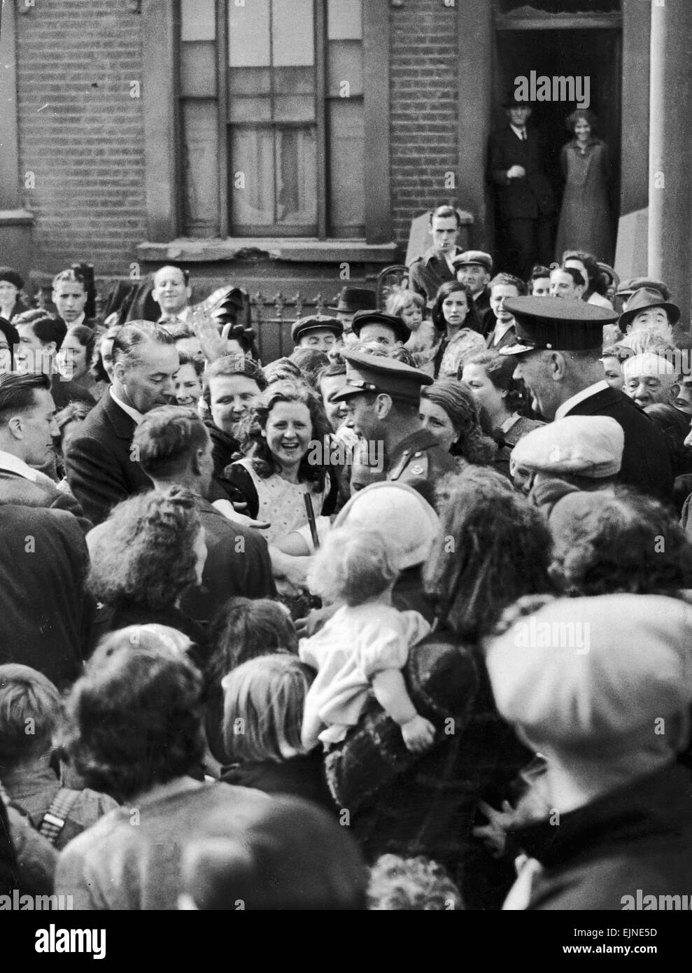 King George VI meets people on a walkabpout during a visit to a bomb damaged street in the East End of London following a Nazi air raid. 10th September 1940. Stock Photo