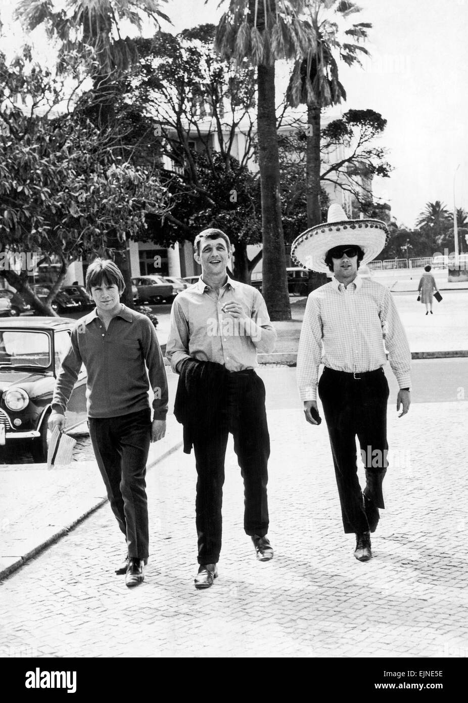 manchester-united-footballer-george-best-wearing-sombrero-hat-following-EJNE5E.jpg