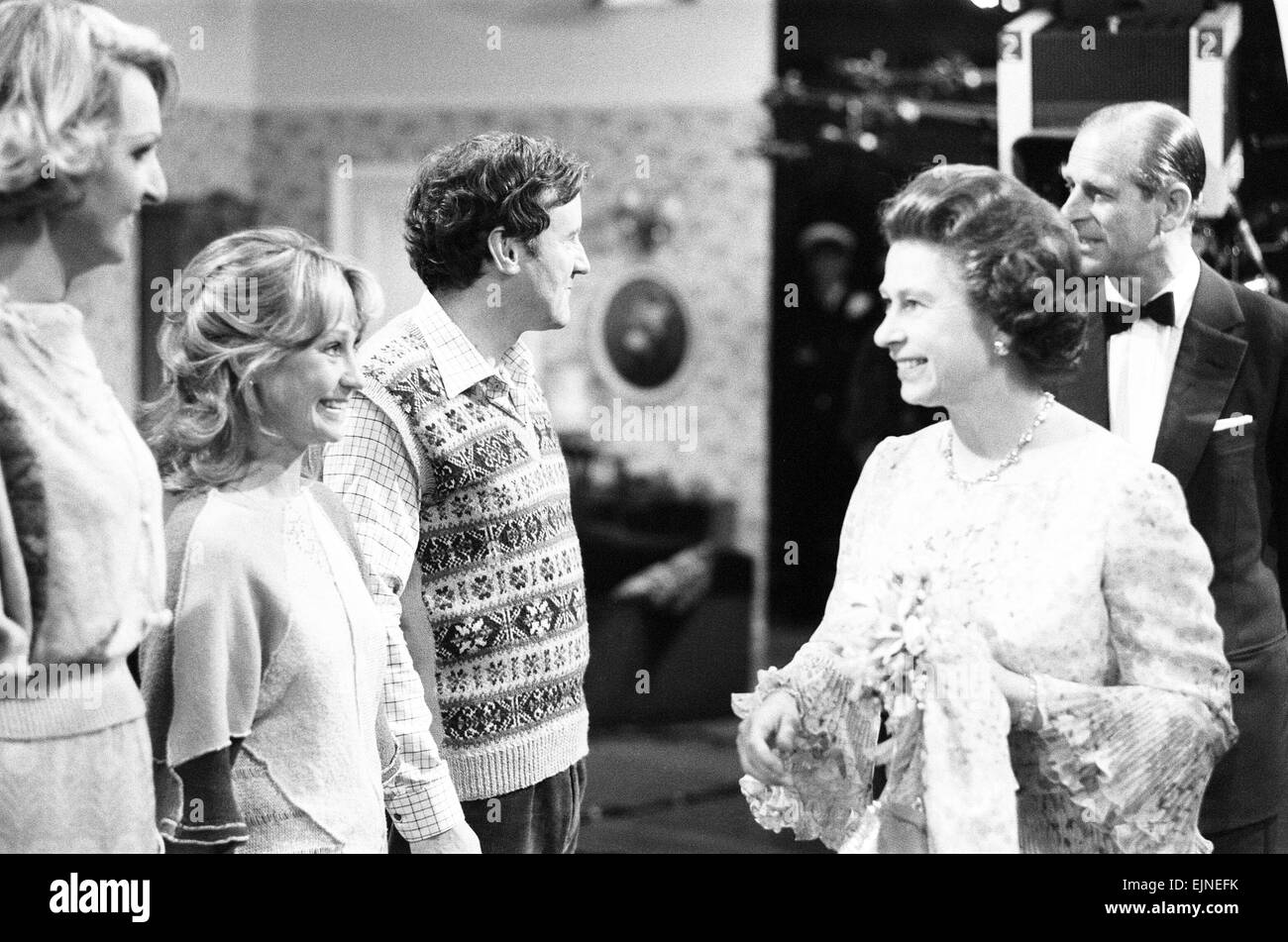 The Queen visits cast and crew on the set of BBC TV Series 'The Good Life', at Television Centre, 8th June 1978. The Good Life comedy team of Felicity Kendal, Richard Briers, Paul Eddington and Penelope Keith, took fitness as the theme for the royal shoe, in which Jerry decides he is not fit enough. Cast : Felicity Kendal plays Barbara Good. Richard Briers plays Tom Good. Paul Eddington plays Jeremy Leadbetter. Penelope Keith plays Barbara Good. Stock Photo