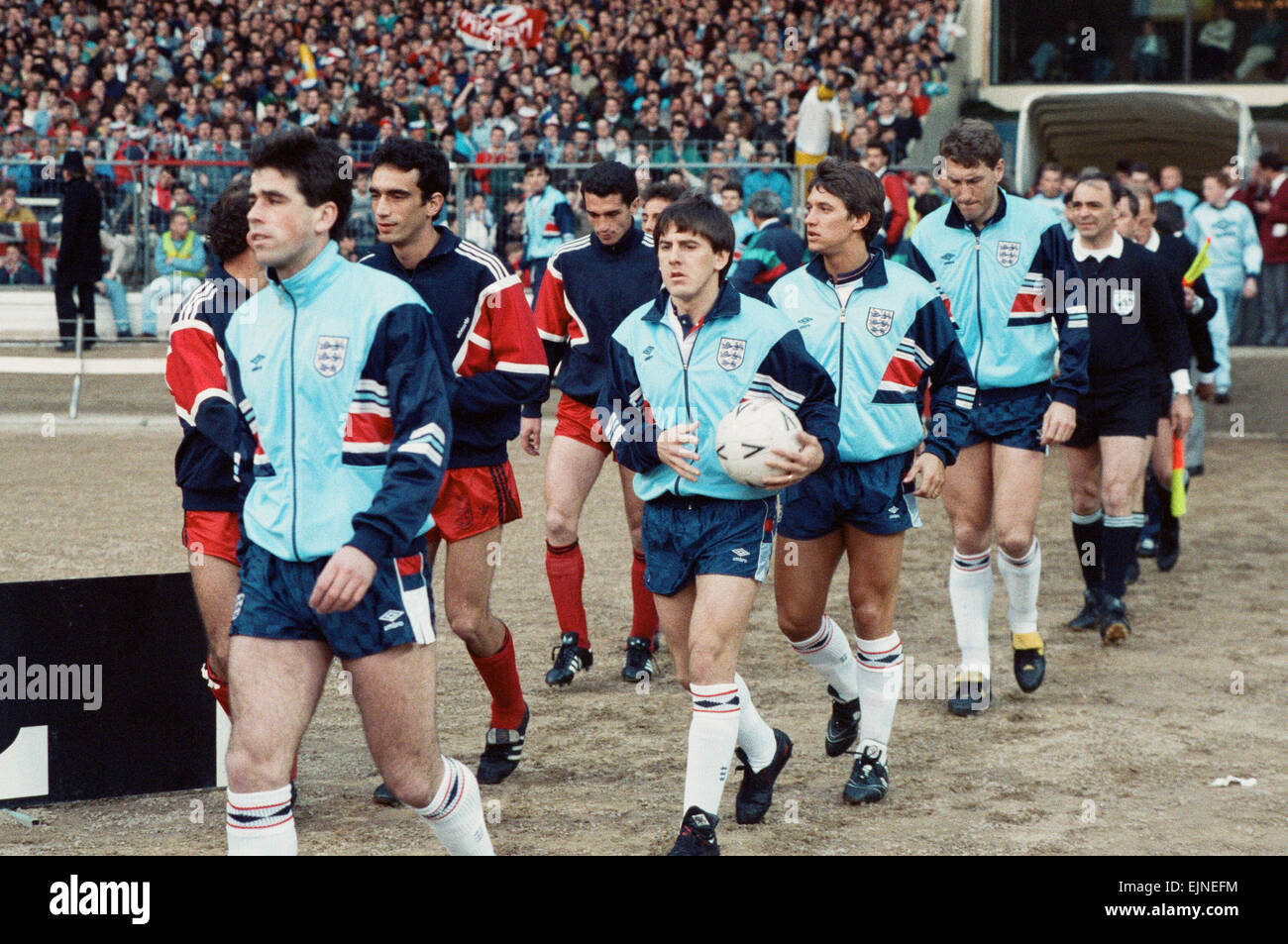 1990 World Cup Qualifier at Wembley Stadium. England 5 v Albania 0. The two teams walk out on to the pitch before the match. England players left to right are: Neil Webb, Peter Beardsley, Gary Lineker and Terry Butcher. 26th April 1989. Stock Photo