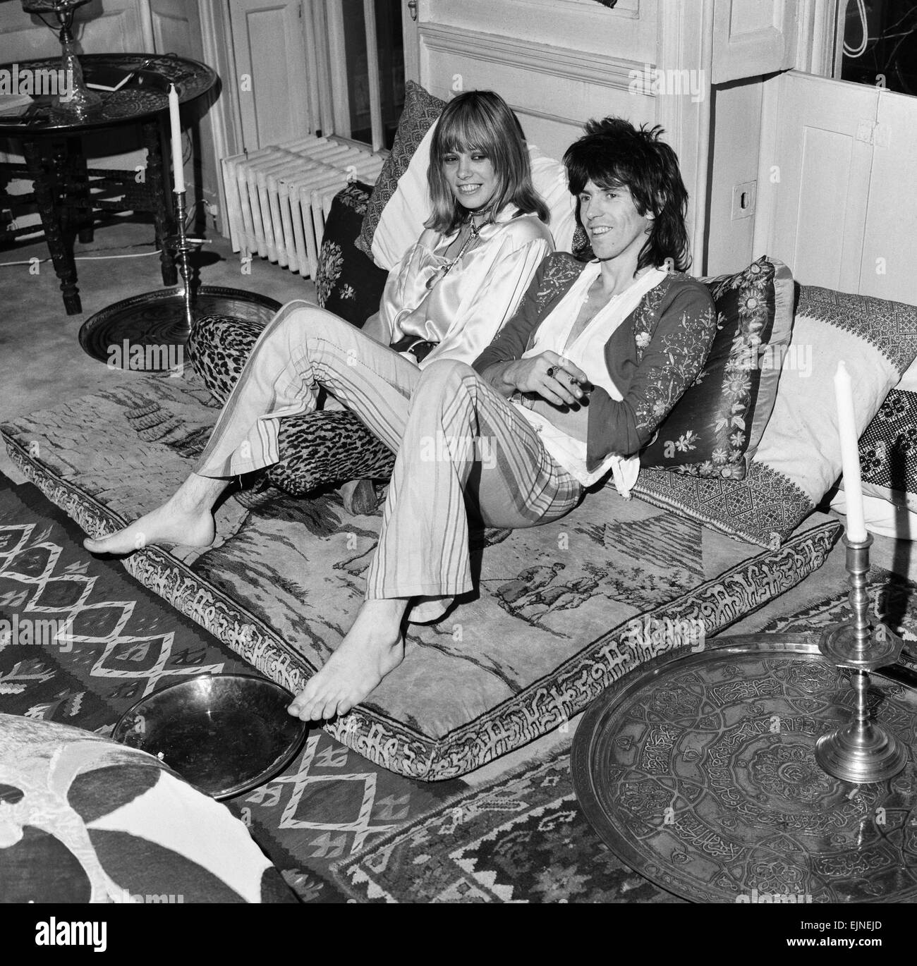 Rolling Stones guitarist Keith Richards seen here with Anita Pallenberg at their Chelsea home on 6th October 1970 celebrate the Home Office decision to allow her to stay in the UK December 1969 Stock Photo