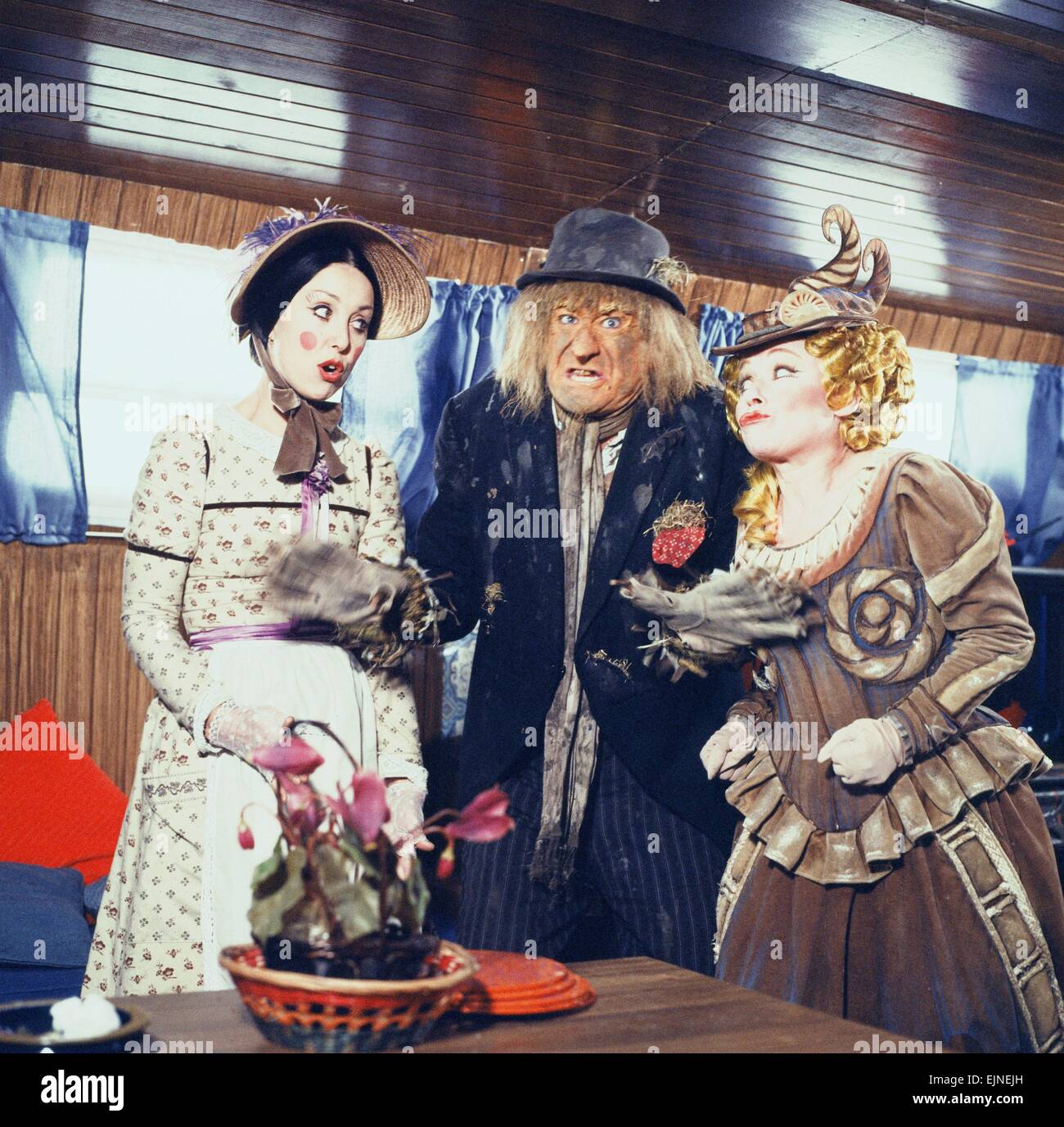 Left to Right Una Stubbs as Aunt Sally, Jon Pertwee as Worzel and Barbara Windsor as Saucy Nancy seen here shooting a scene for the Southern Television childrens series Worzel Gummidge. 21st October 1980 *** Local Caption *** Scanned from trannies held at the Coventry Telegraphwatscan - - 13/08/2010 Stock Photo