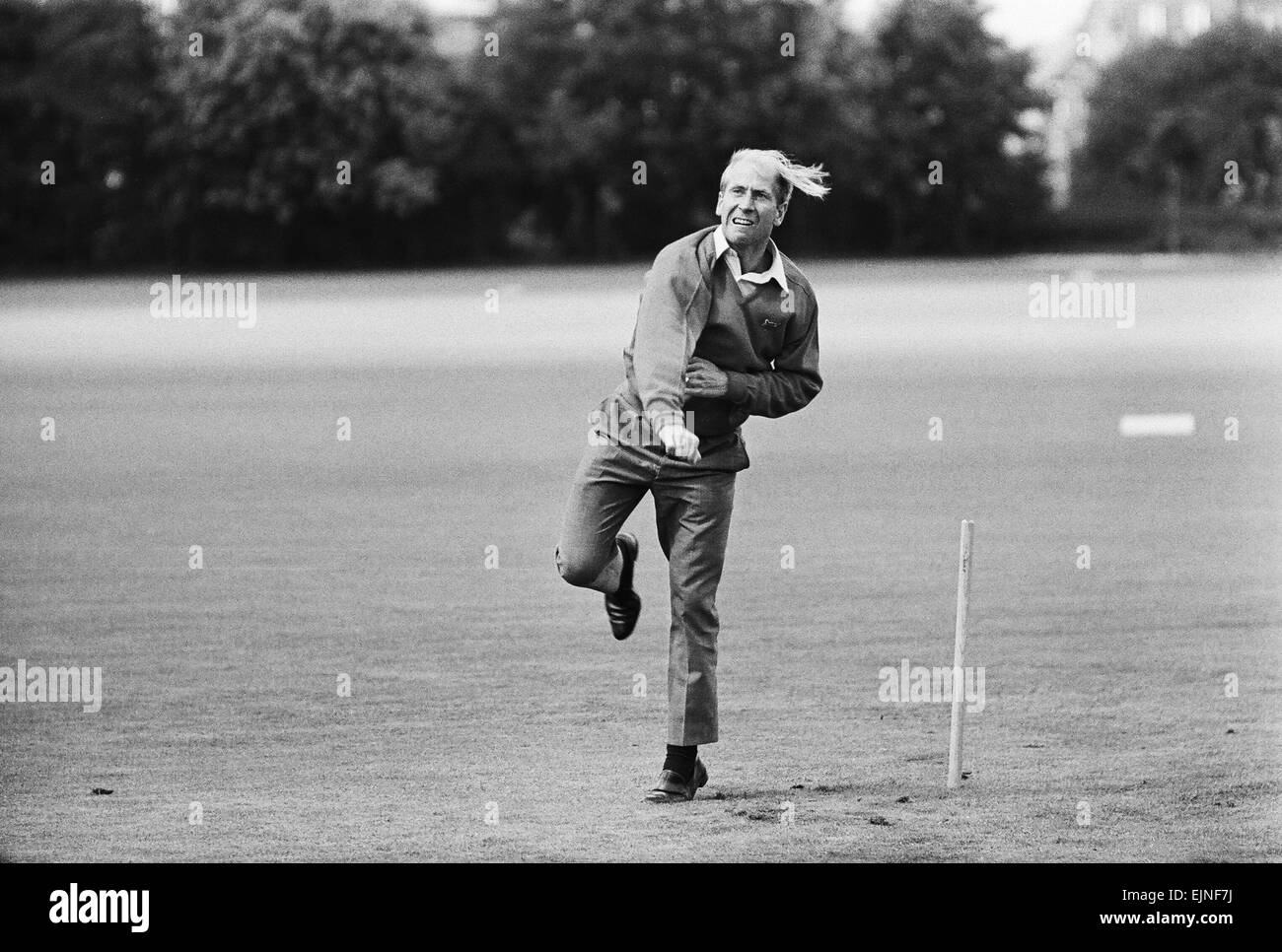 England footballer Bobby Charlton relaxes with a game of cricket the day before taking part in the World Cup Final against West Germany. 29th July 1966. Stock Photo