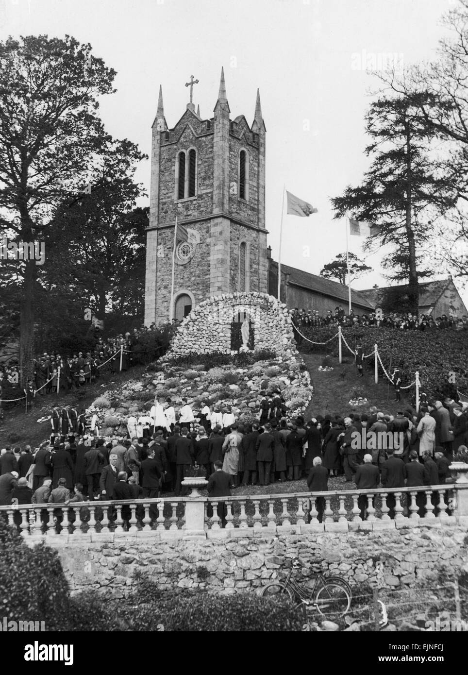 The Rosary being reunited at the foot of the wayside grotto of 'Our Lady of Lourdes' at Kilmacanogue in County Wicklow, 19th May 1934 Stock Photo