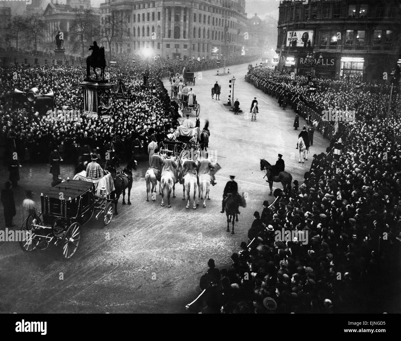 King George VI and Queen Elizabeth Proclamation parade through Trafalgar Square London. 13th December 1936 Stock Photo
