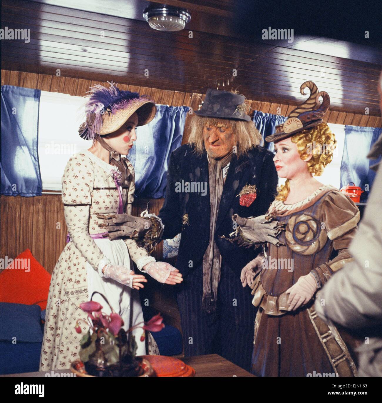 Left to Right Una Stubbs as Aunt Sally, Jon Pertwee as Worzel and Barbara Windsor as Saucy Nancy seen here shooting a scene for the Southern Television childrens series Worzel Gummidge. 21st October 1980 *** Local Caption *** Scanned from trannies held at the Coventry Telegraphwatscan - - 13/08/2010 Stock Photo