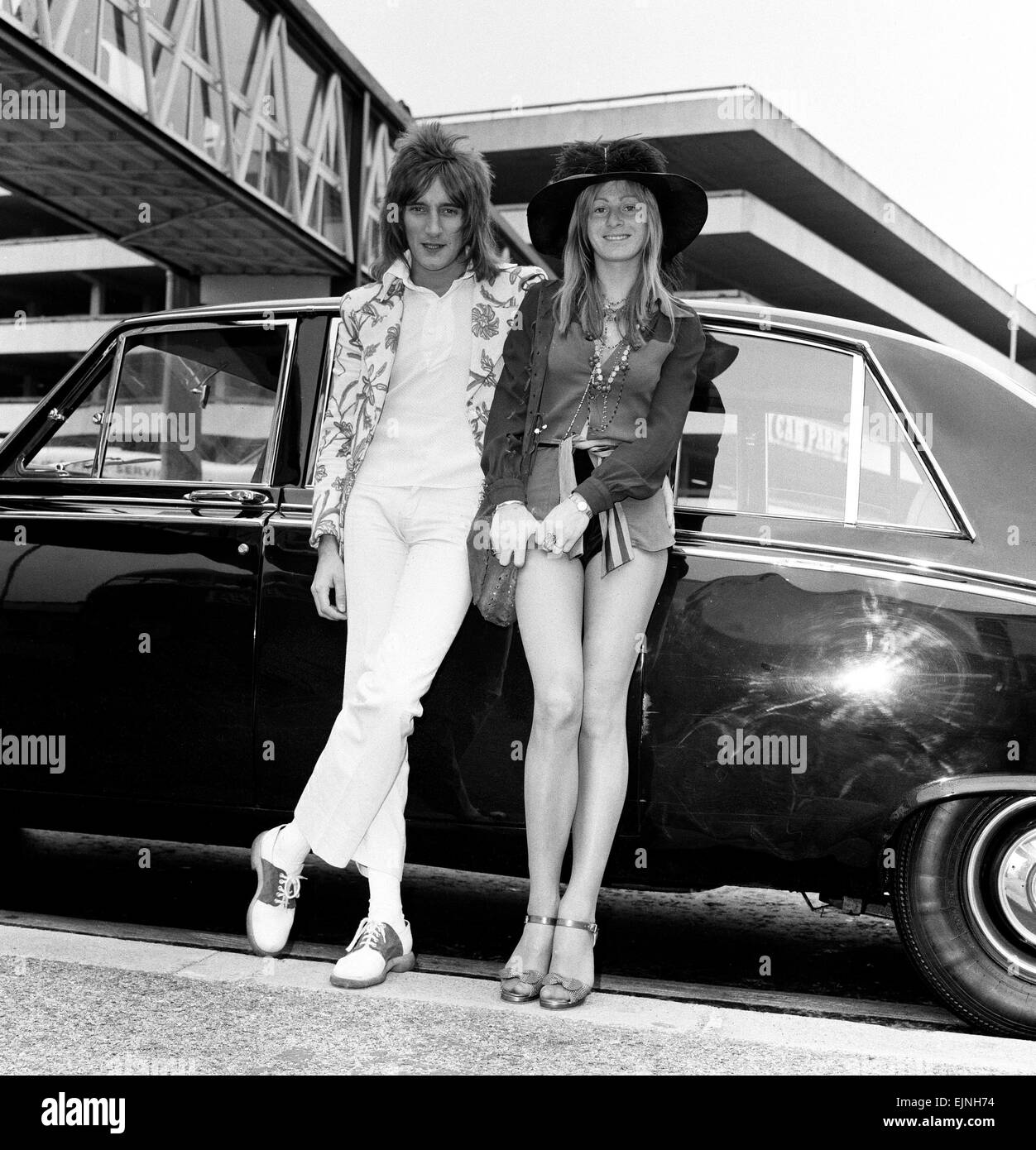 teleurstellen Ook moederlijk Rod Stewart of The Faces with his fiancee Deidre Harrington at Heathrow before leaving for Paris. 20th May 1972 Stock Photo - Alamy teleurstellen Ook moederlijk Rod Stewart of The Faces with his fiancee Deidre Harrington at Heathrow before leaving for Paris. 20th May 1972 Stock Photo - Alamy