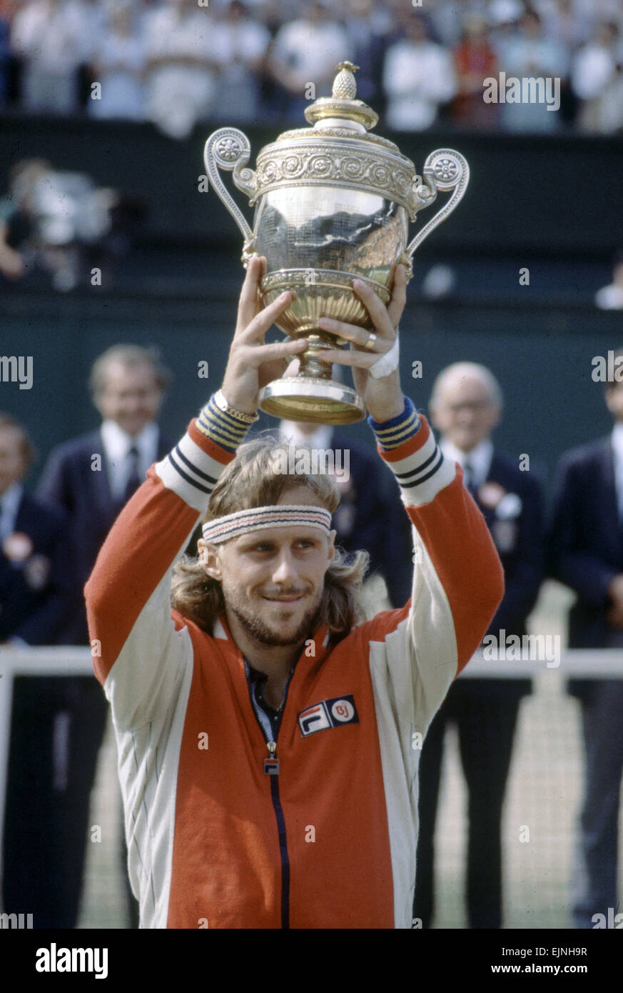 Wimbledon Final 1980. John McEnroe v Bjorn Borg. Borg holds up the trophy  after winning. 5th July 1980. *** Local Caption *** watscan - - 19/04/2010  Stock Photo - Alamy