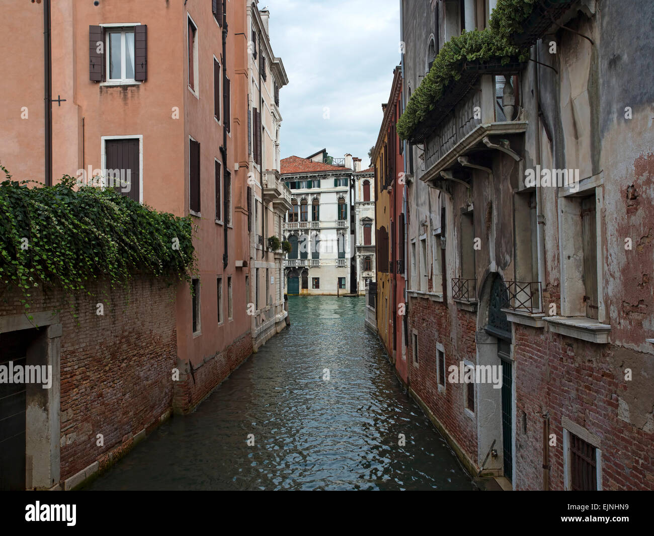 Venetian canal homes and boats hi-res stock photography and images - Alamy