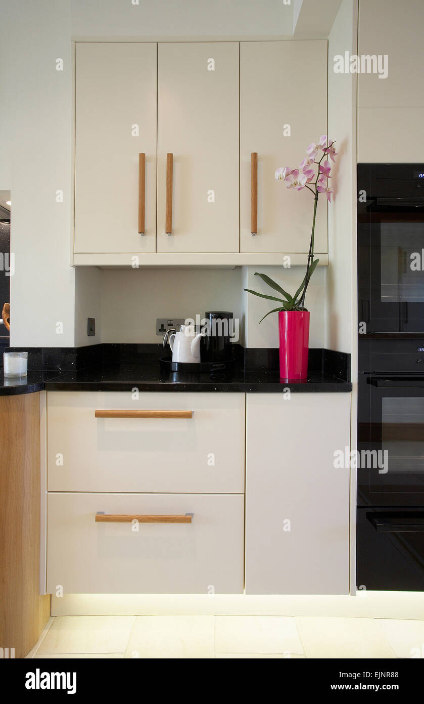https://c8.alamy.com/comp/EJNR88/modern-cream-kitchen-units-inside-a-home-in-the-uk-EJNR88.jpg
