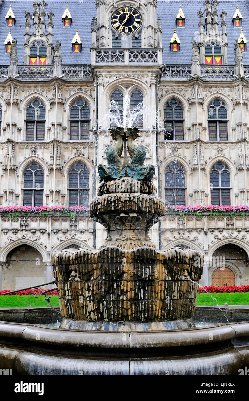 Oudenaarde / Audenarde, Belgium. Stadhuis / Town Hall (Gothic; Hendrik van Pede - 1536) Fountain (1675; presented by Louis XIV) Stock Photo