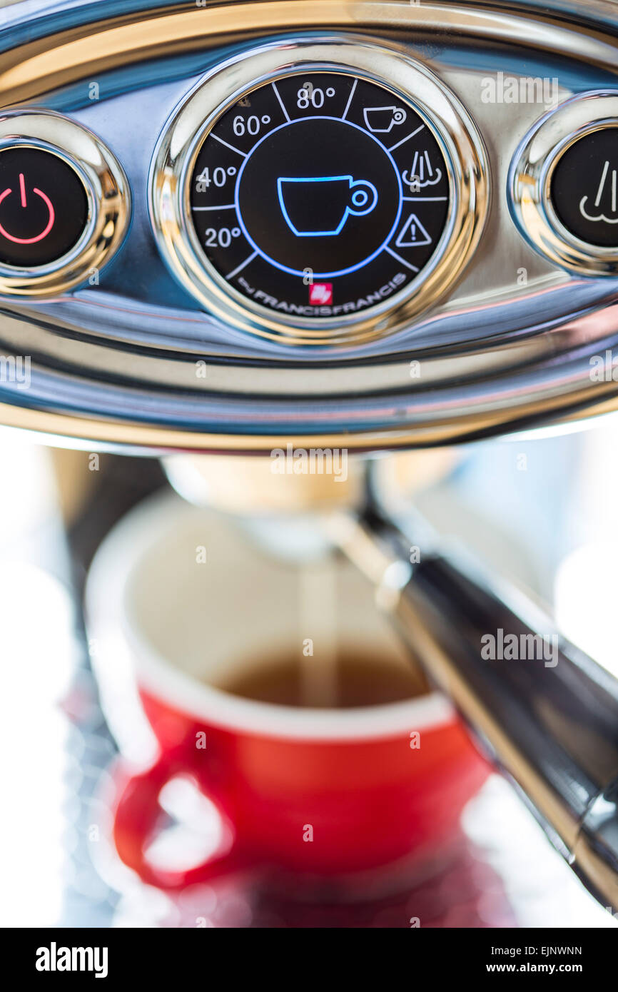 Capsule coffee machine, for the preparation of coffee, espresso, coffee