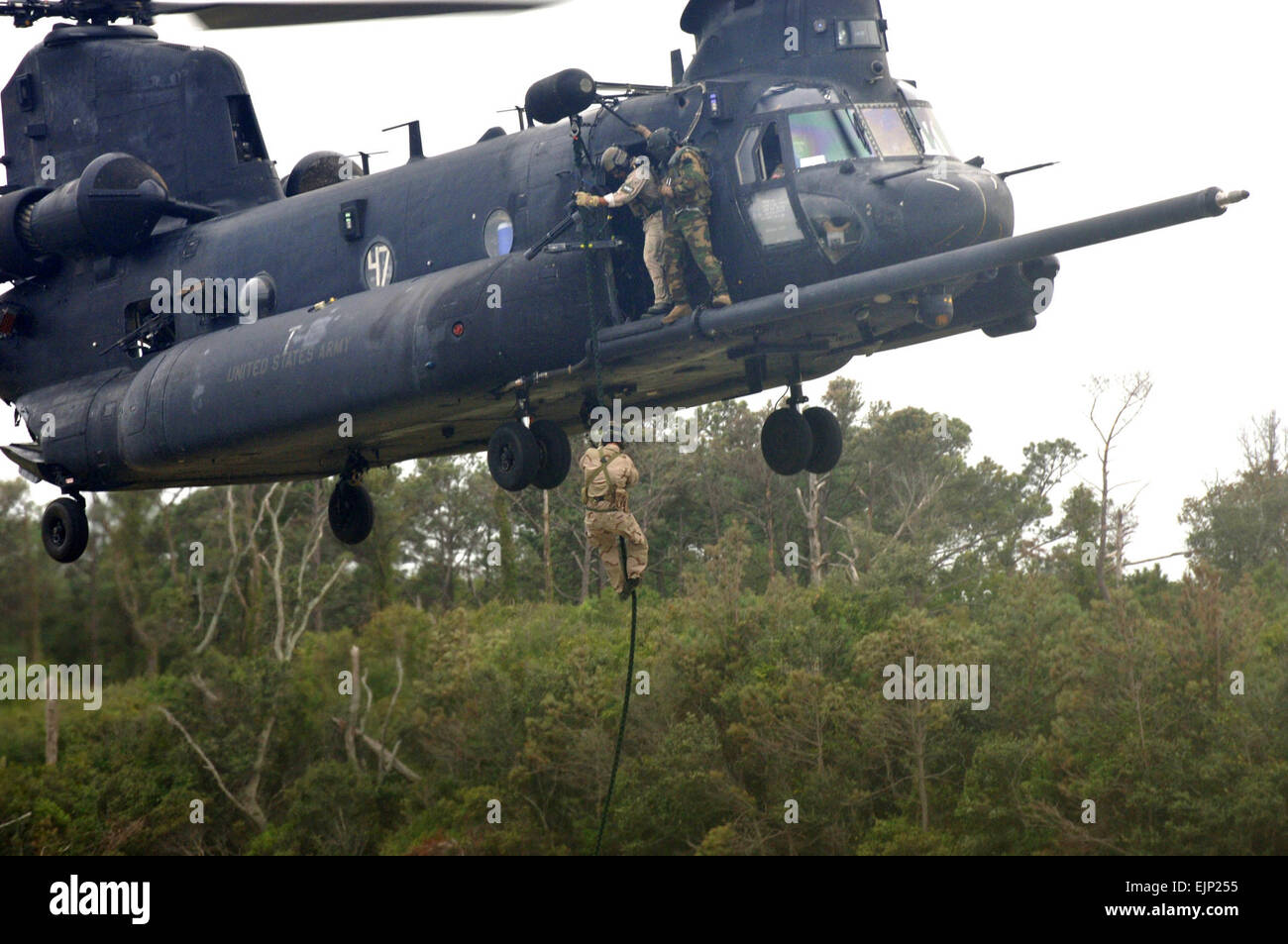 A U.S. Air Force Airman fast ropes from an MH-47 Chinook helicopter from an MH-47 Chinook helicopter assigned to U.S. Army 160th Special Operations Aviation Regiment on Fort Fisher in Kure Beach, N.C., Sept. 19, 2007. Airmen and Soldiers from Hurlburt Field, Fla., and Fort Campbell, Ky., participated in the two-week long training. Airman Matthew R. Loken Stock Photo