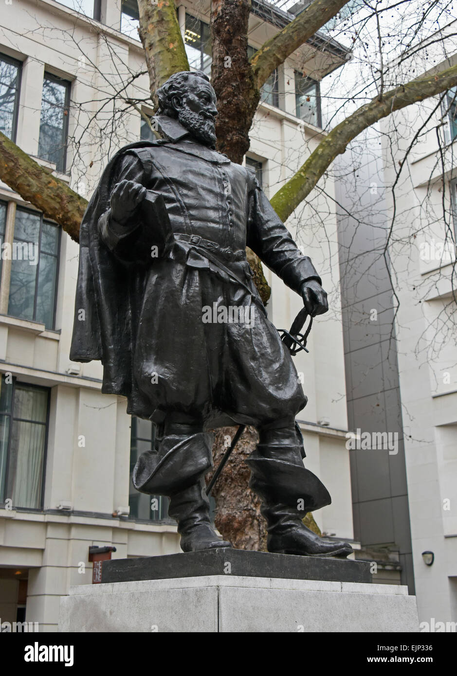 Statue of Captain John Smith. Churchyard of Saint Mary-le-Bow ...