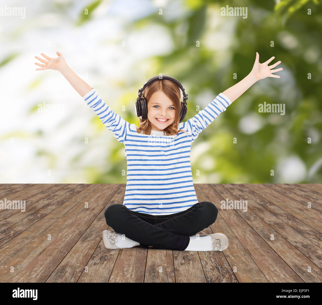 happy girl with headphones listening to music Stock Photo - Alamy