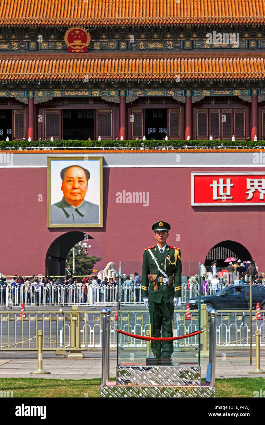 China, Beijing, guard in front of portrait of Mao Zedong on Gate of Heavenly Peace in Tiananmen Square Stock Photo