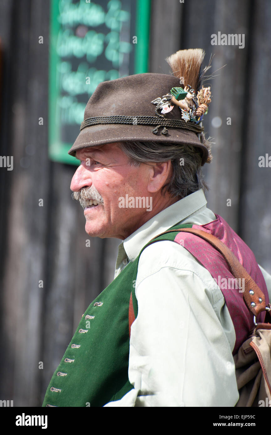 alter Mann mit Hut, Hutschmuck und Gamsbart am Pfeifertag, Blaa Alm, Altaussee, Salzkammergut, Ausseerland, Austria Stock Photo