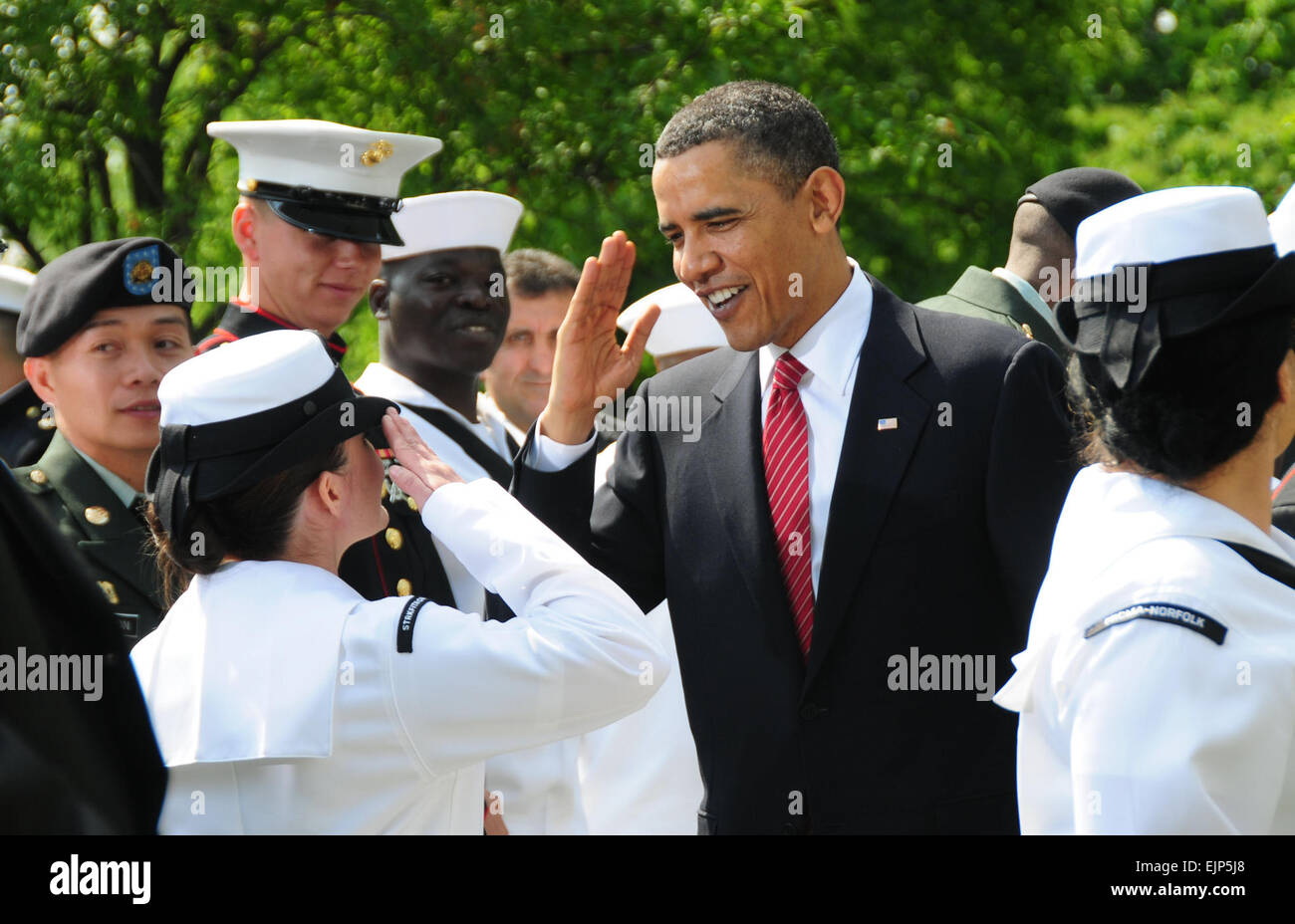 President Barack Obama salutes a Sailor following naturalization ceremony, April 23, at the White House. During the ceremony, 24 U.S. servicemembers took the oath of allegiance to the United States, becoming American citizens in the process.         Servicemembers become U.S. citizens at White House  /-news/2010/04/25/37952-servicemembers-become-us-citizens-at-white-house/index.html Stock Photo